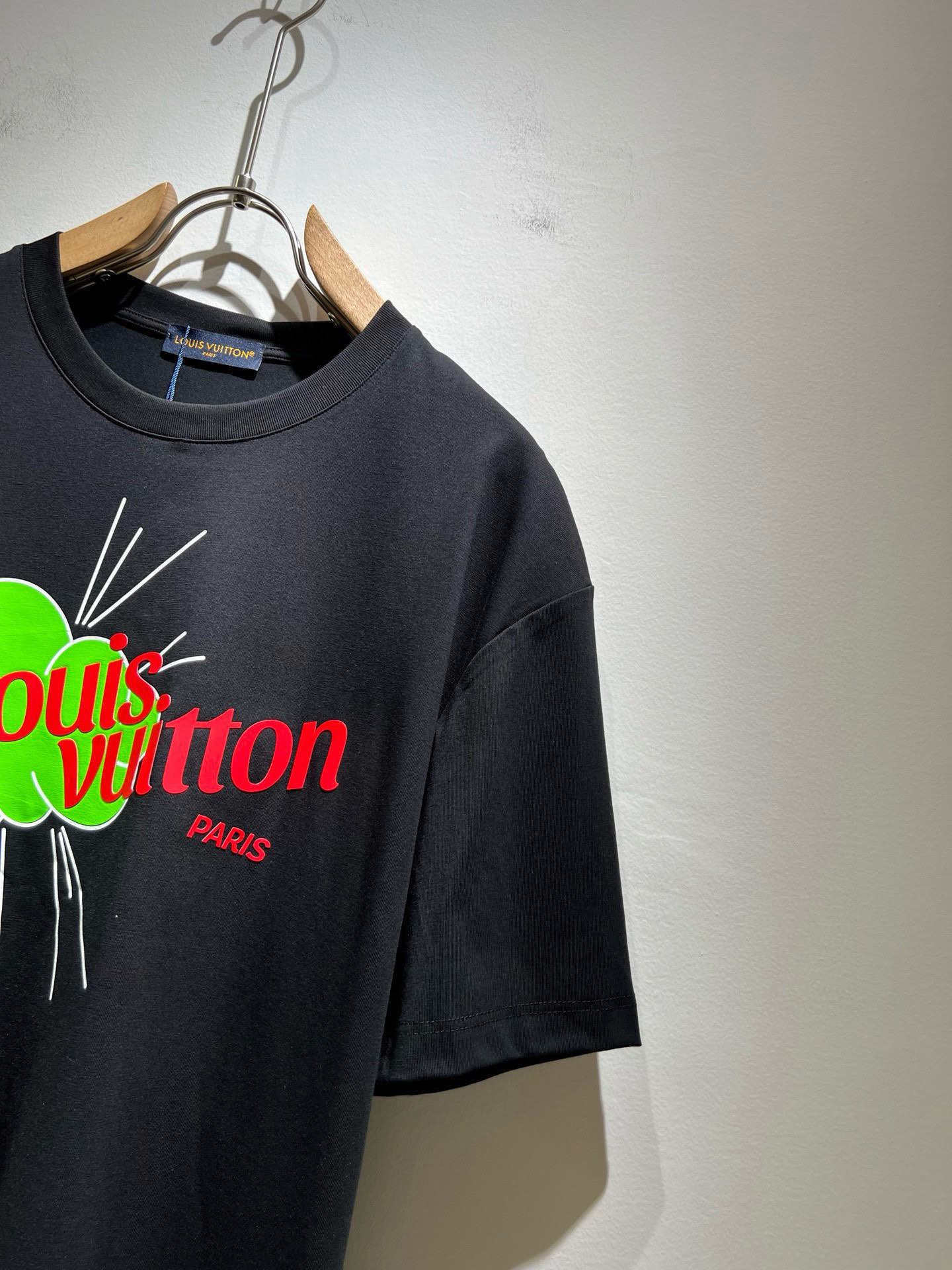 LouisVuitt*路易*登 2025春夏全新系列单品上线，非常时髦前卫的一款男女同款短袖T恤，标识l
