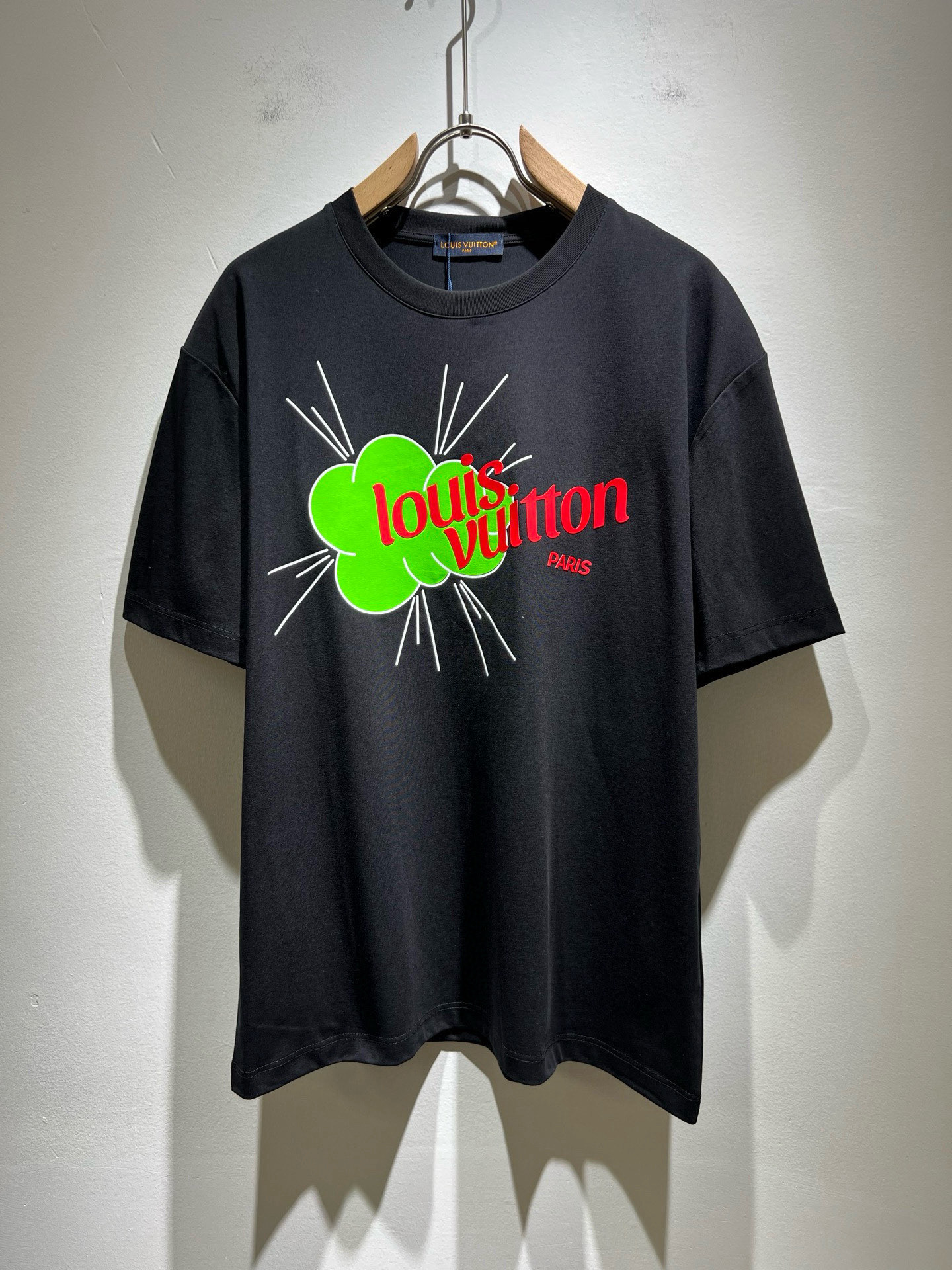 LouisVuitt*路易*登 2025春夏全新系列单品上线，非常时髦前卫的一款男女同款短袖T恤，标识l