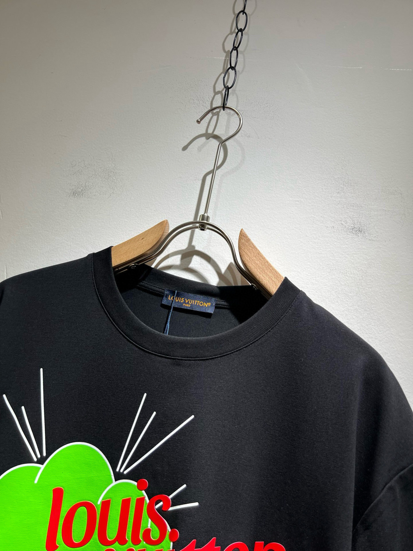 LouisVuitt*路易*登 2025春夏全新系列单品上线，非常时髦前卫的一款男女同款短袖T恤，标识l