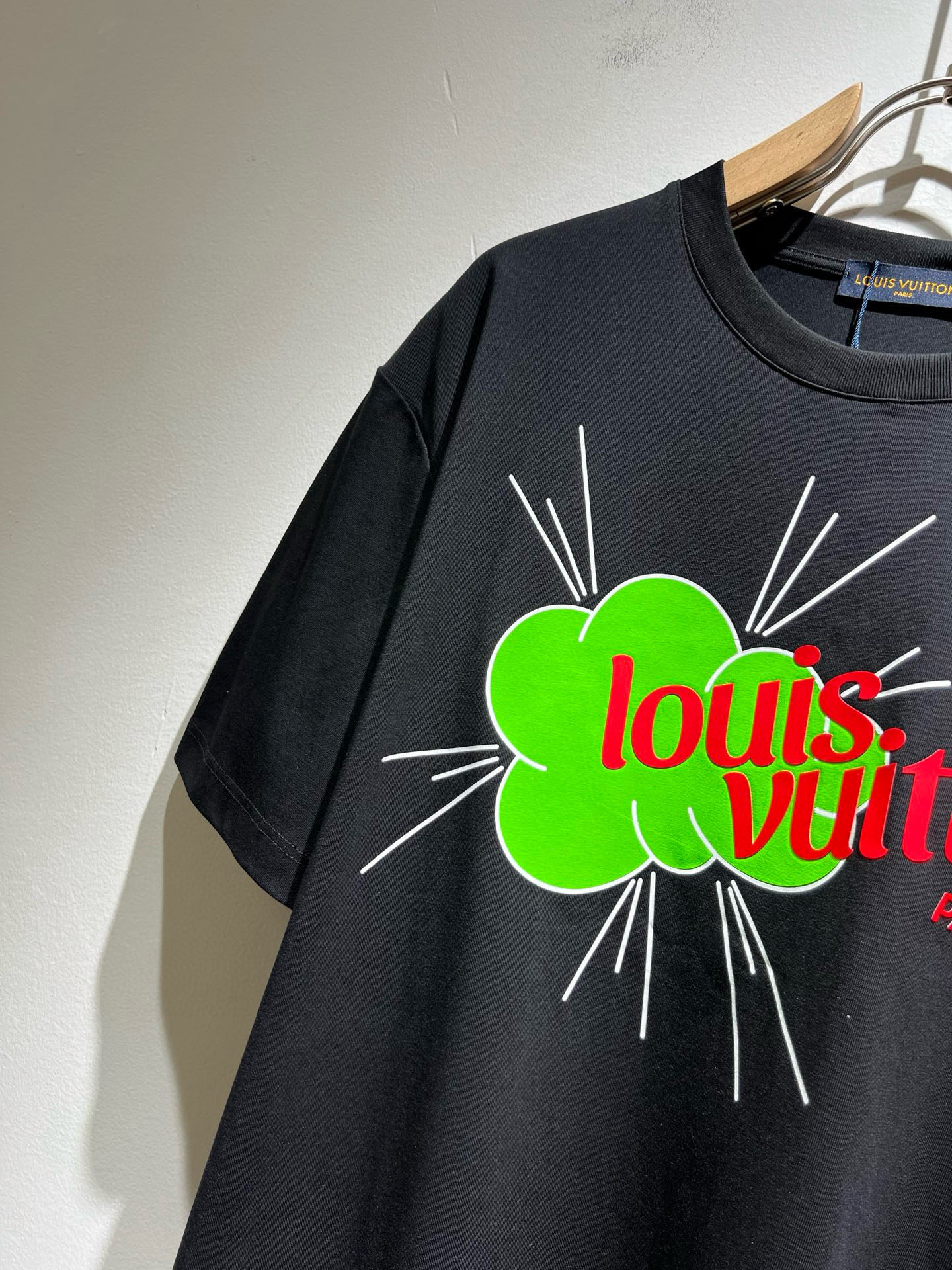 LouisVuitt*路易*登 2025春夏全新系列单品上线，非常时髦前卫的一款男女同款短袖T恤，标识l