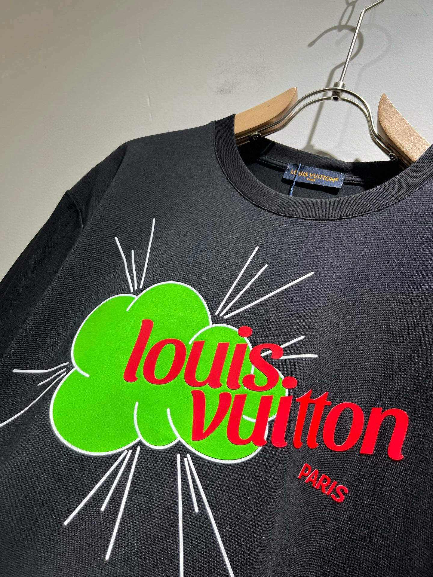 LouisVuitt*路易*登 2025春夏全新系列单品上线，非常时髦前卫的一款男女同款短袖T恤，标识l