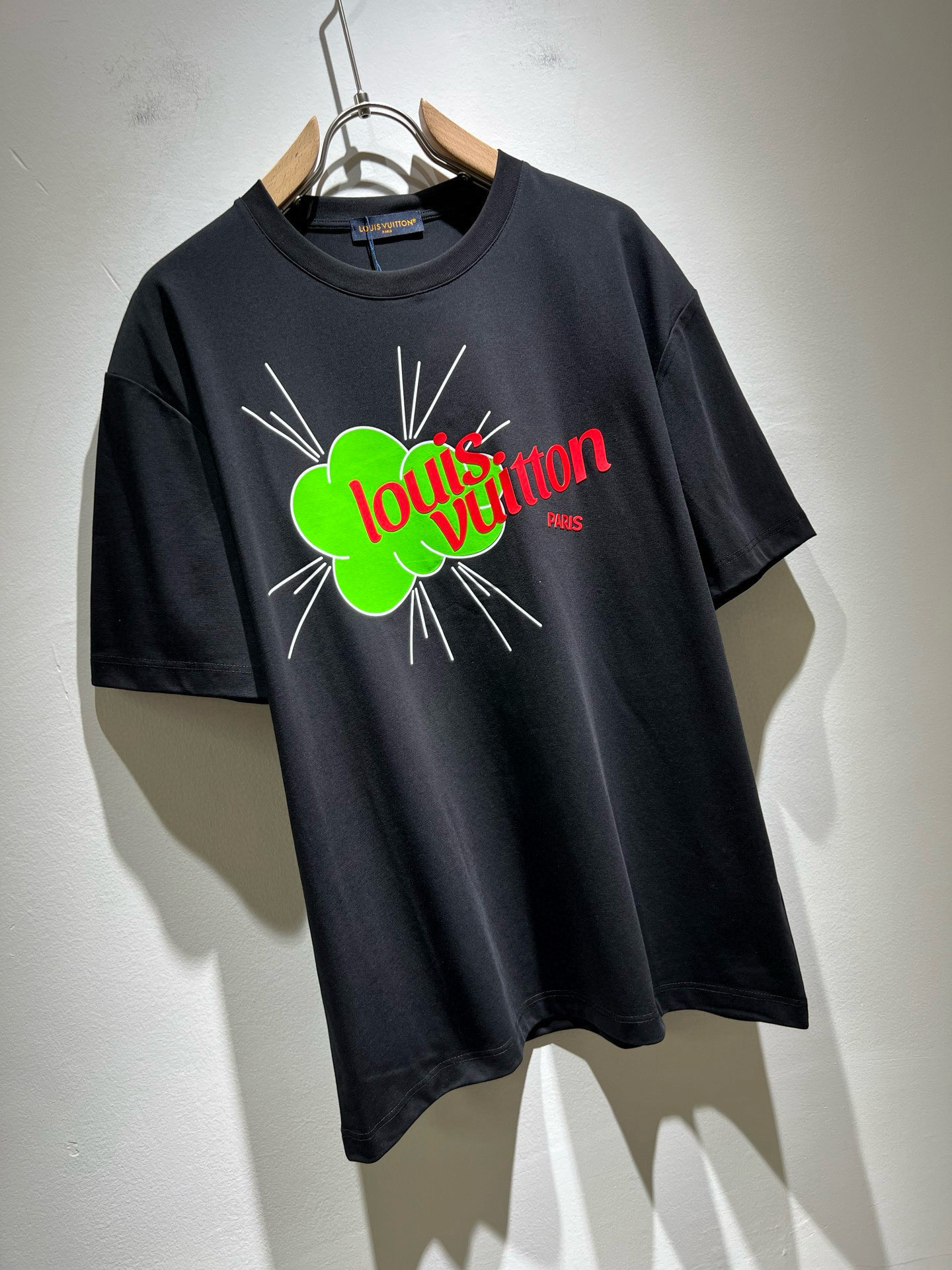 LouisVuitt*路易*登 2025春夏全新系列单品上线，非常时髦前卫的一款男女同款短袖T恤，标识l
