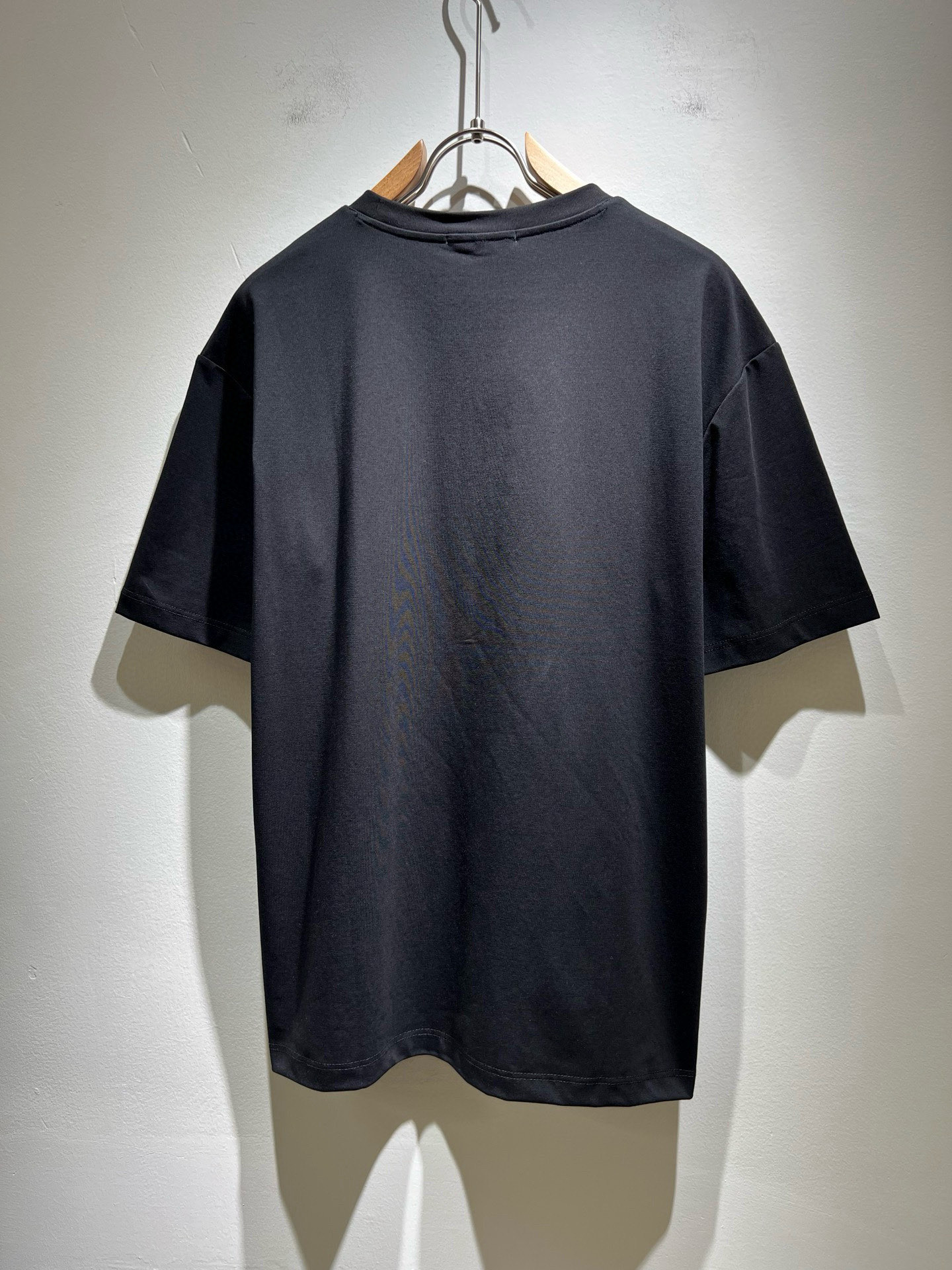 LouisVuitt*路易*登 2025春夏全新系列单品上线，非常时髦前卫的一款男女同款短袖T恤，标识l