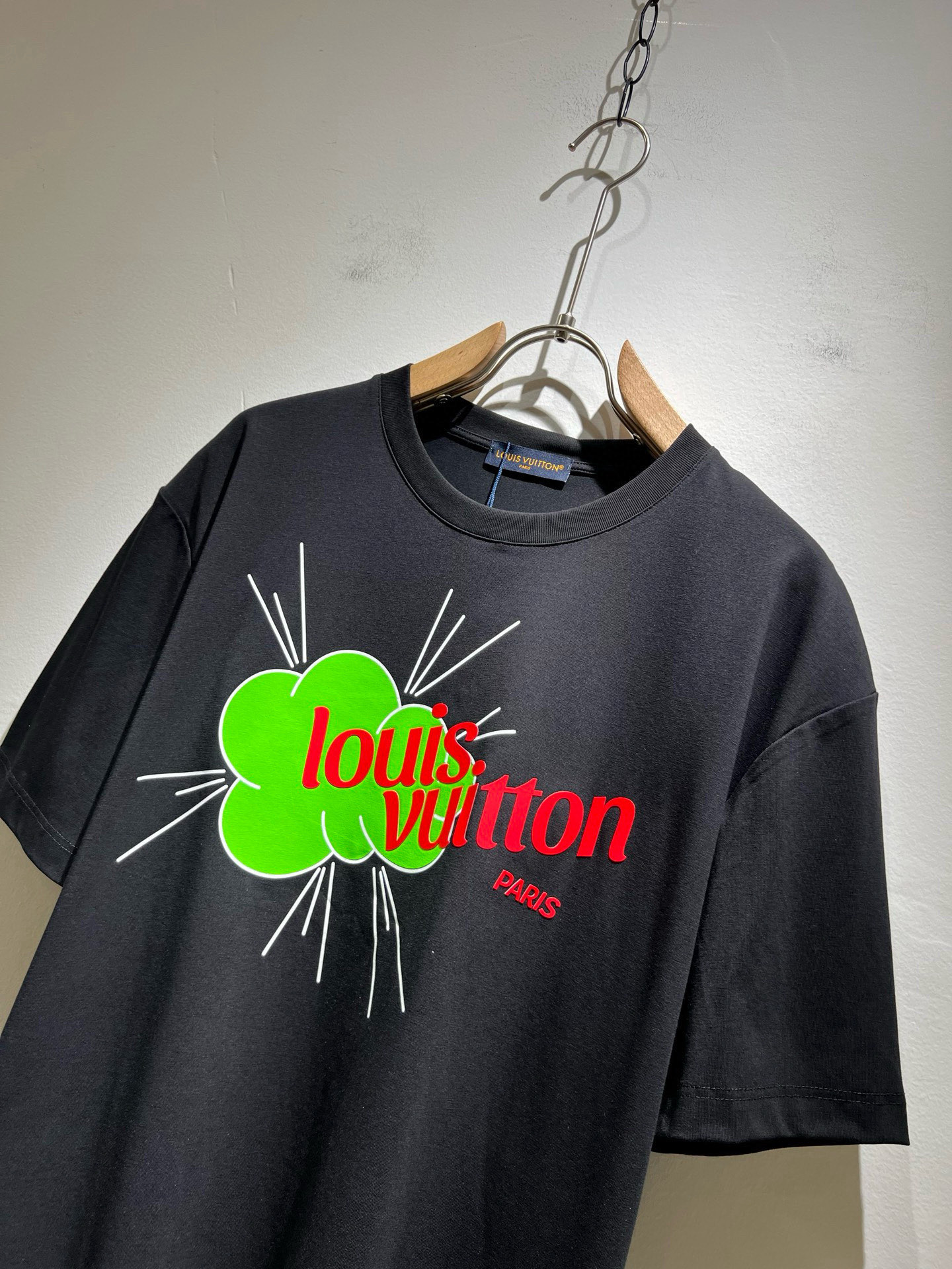 LouisVuitt*路易*登 2025春夏全新系列单品上线，非常时髦前卫的一款男女同款短袖T恤，标识l