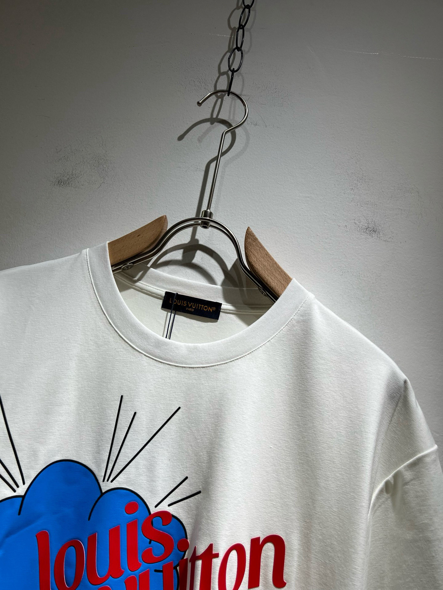 LouisVuitt*路易*登 2025春夏全新系列单品上线，非常时髦前卫的一款男女同款短袖T恤，标识l
