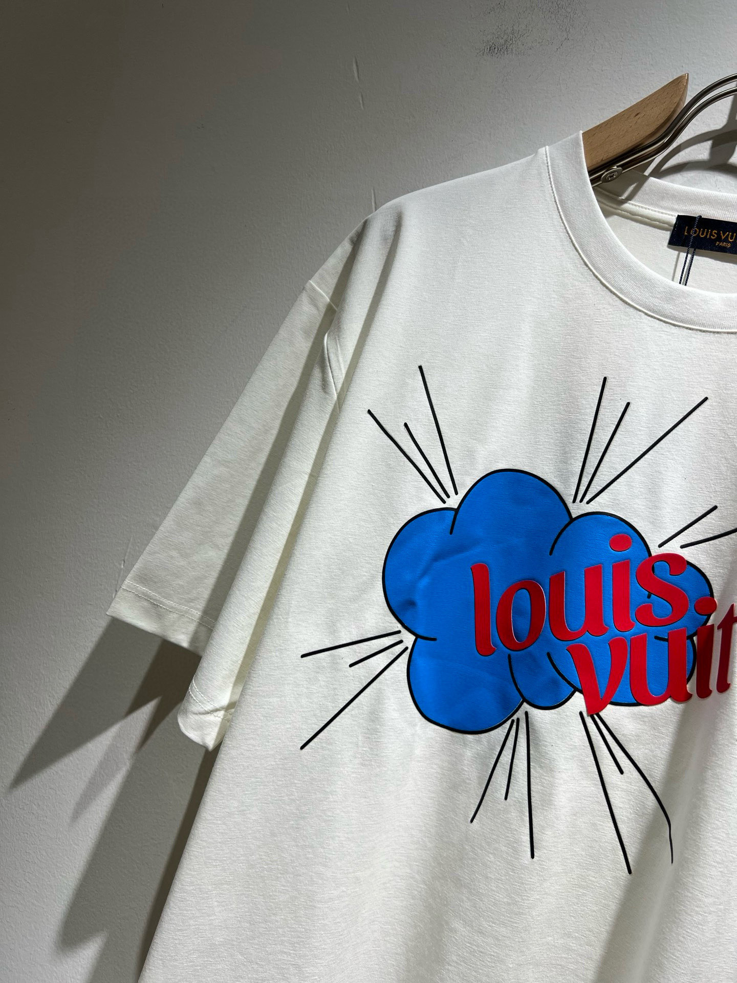 LouisVuitt*路易*登 2025春夏全新系列单品上线，非常时髦前卫的一款男女同款短袖T恤，标识l