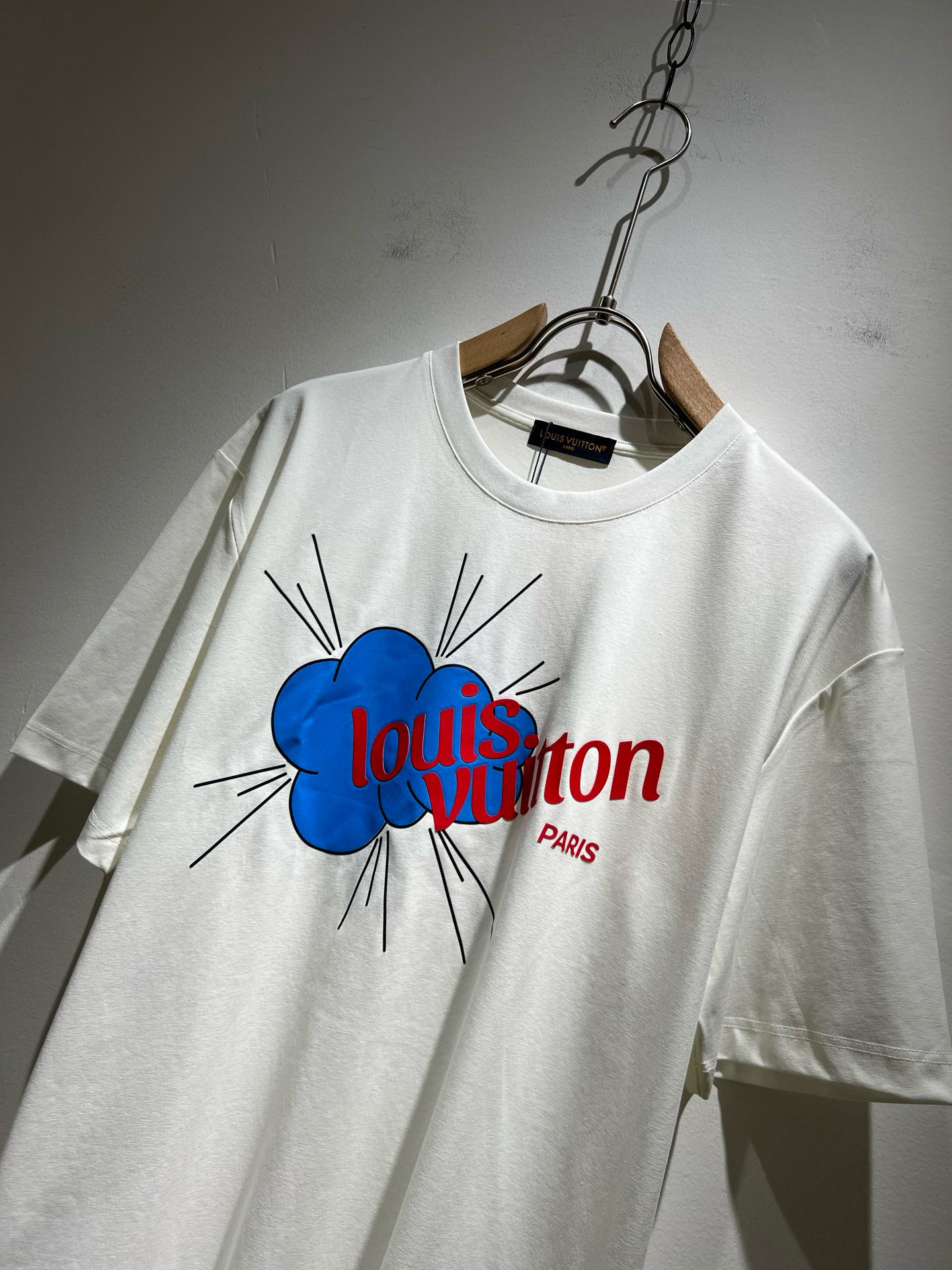 LouisVuitt*路易*登 2025春夏全新系列单品上线，非常时髦前卫的一款男女同款短袖T恤，标识l