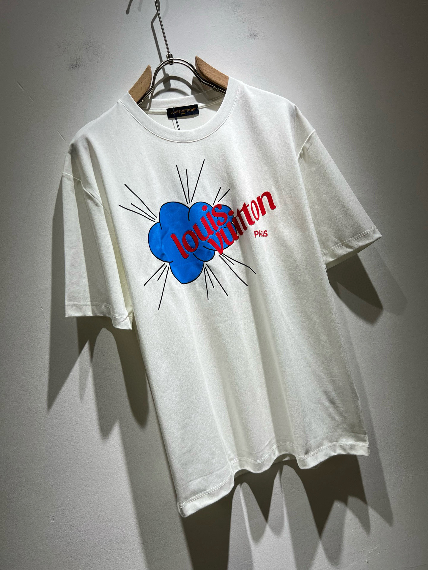 LouisVuitt*路易*登 2025春夏全新系列单品上线，非常时髦前卫的一款男女同款短袖T恤，标识l