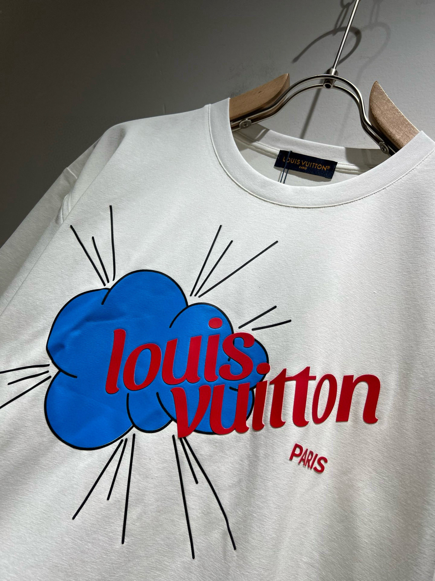 LouisVuitt*路易*登 2025春夏全新系列单品上线，非常时髦前卫的一款男女同款短袖T恤，标识l