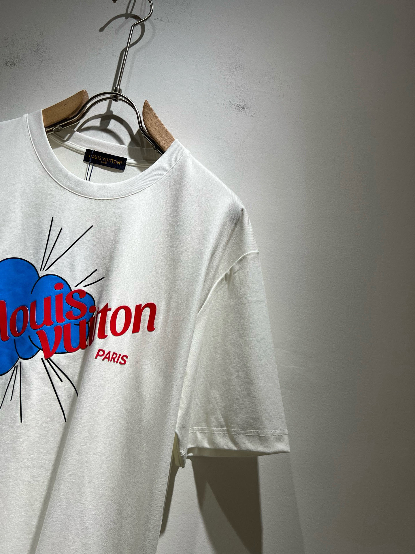 LouisVuitt*路易*登 2025春夏全新系列单品上线，非常时髦前卫的一款男女同款短袖T恤，标识l