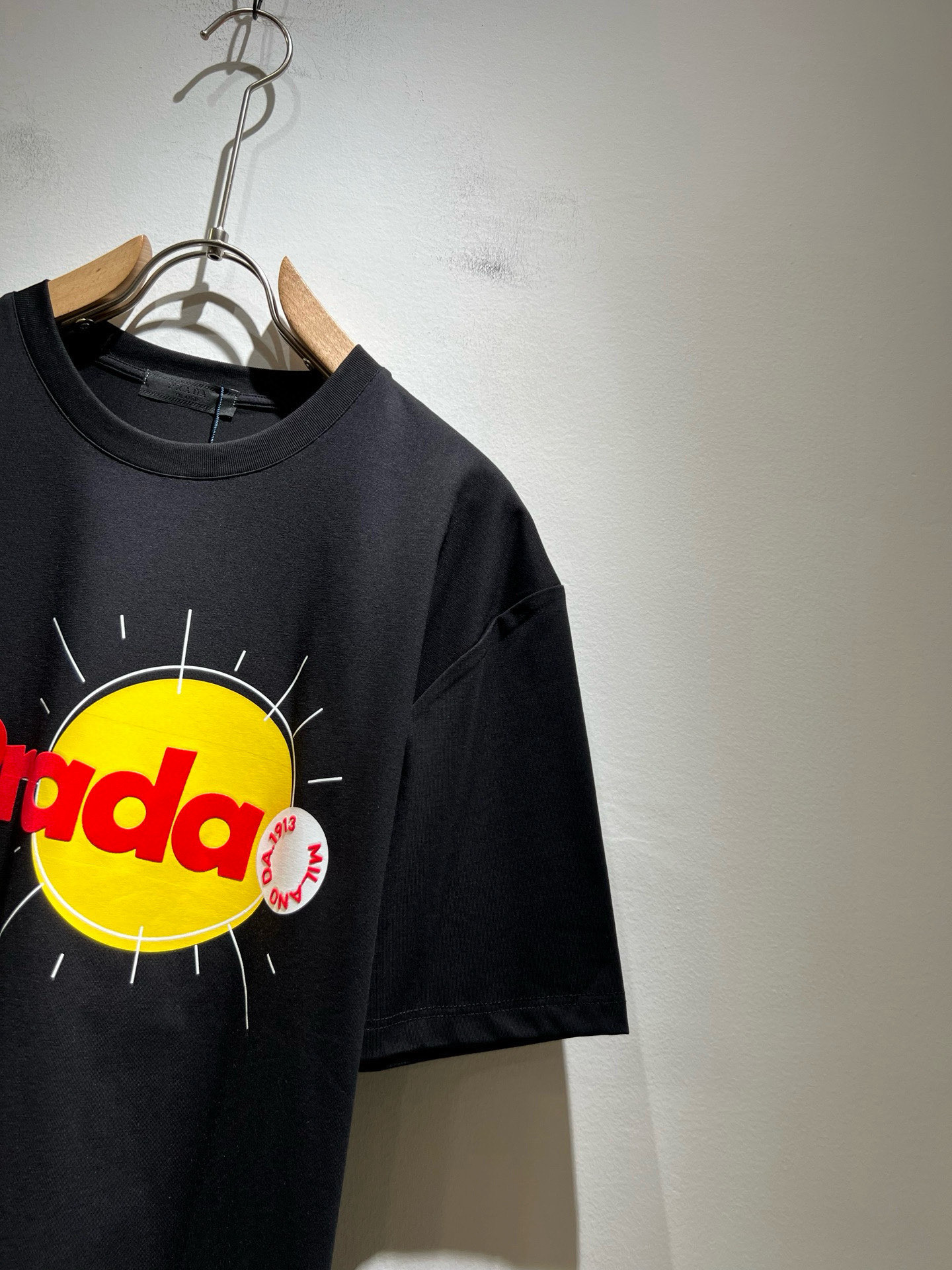 PRAD*A普*达2025春夏新款男女同款👫短袖T恤，最新款全网独家首上！！~既经典有时尚百搭，谁不爱啊