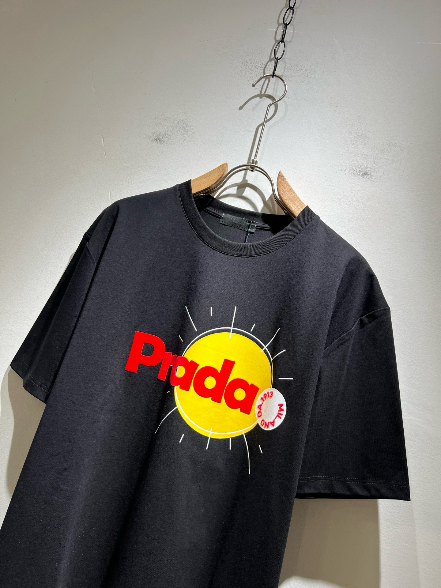 PRAD*A普*达2025春夏新款男女同款👫短袖T恤，最新款全网独家首上！！~既经典有时尚百搭，谁不爱啊