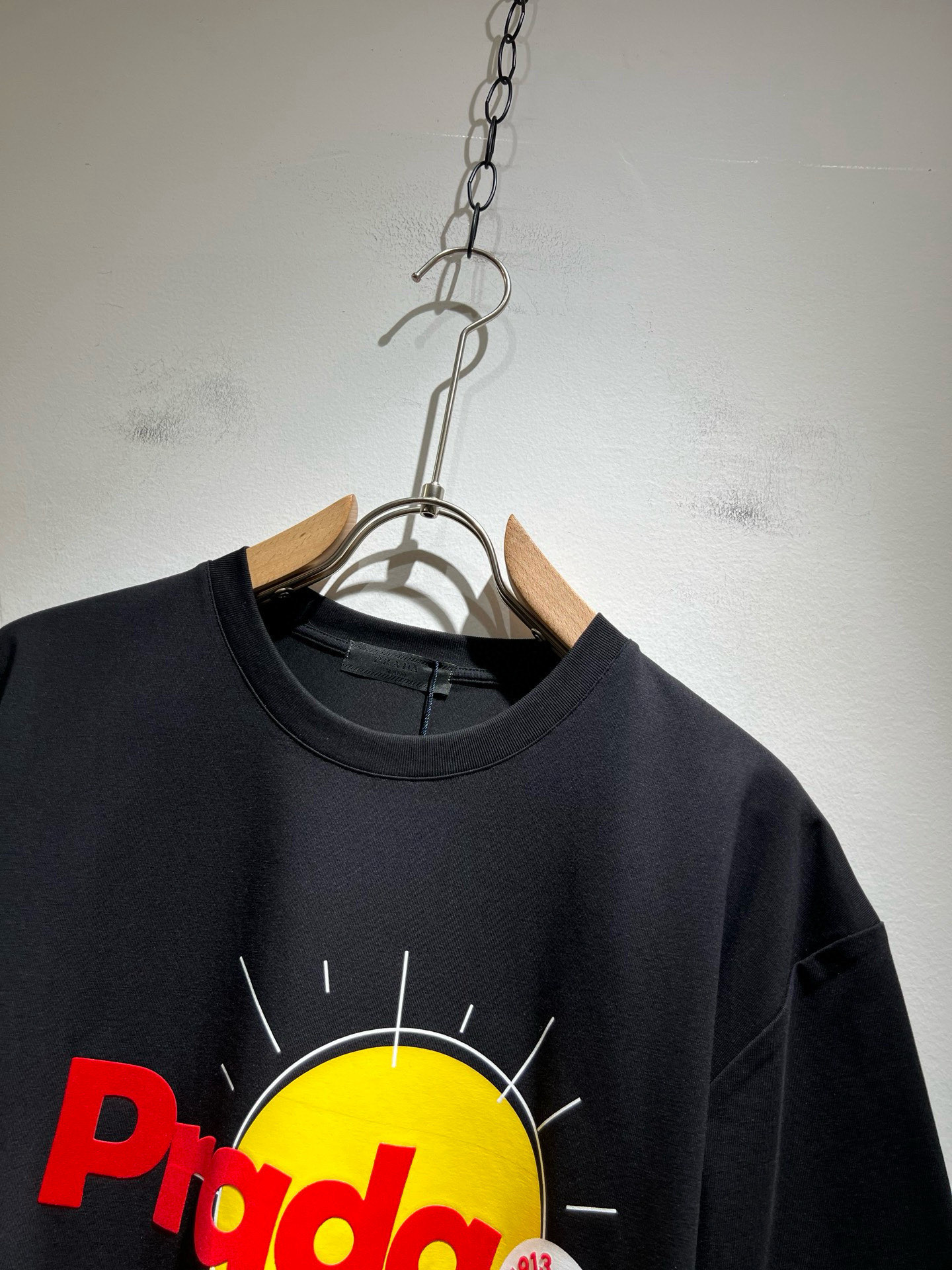 PRAD*A普*达2025春夏新款男女同款👫短袖T恤，最新款全网独家首上！！~既经典有时尚百搭，谁不爱啊