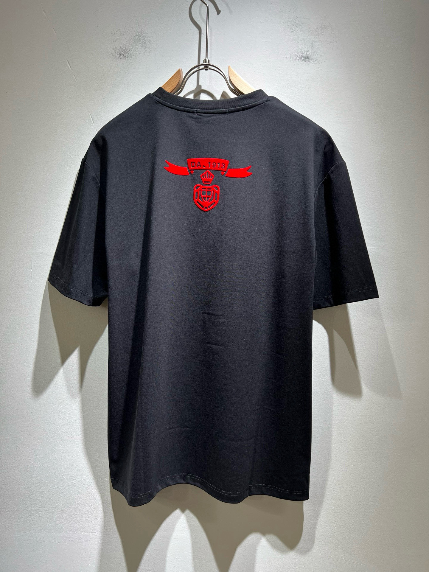 PRAD*A普*达2025春夏新款男女同款👫短袖T恤，最新款全网独家首上！！~既经典有时尚百搭，谁不爱啊