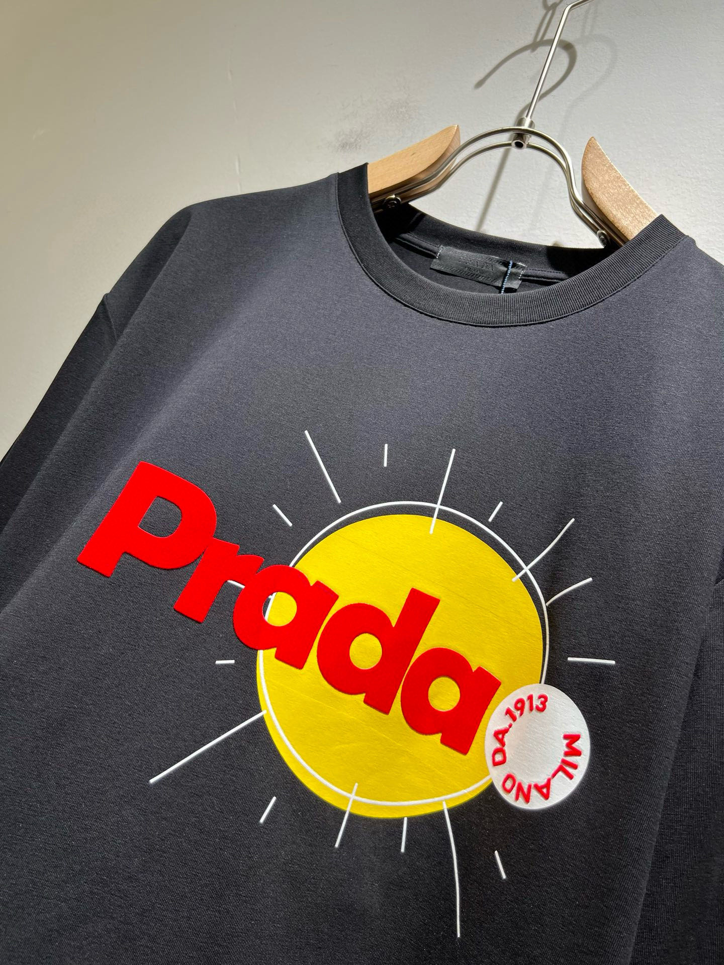 PRAD*A普*达2025春夏新款男女同款👫短袖T恤，最新款全网独家首上！！~既经典有时尚百搭，谁不爱啊