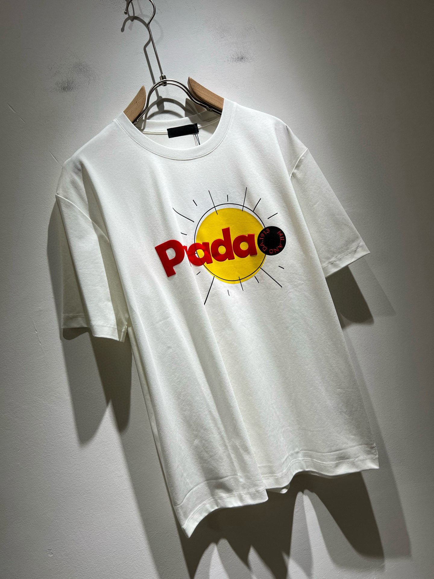 PRAD*A普*达2025春夏新款男女同款👫短袖T恤，最新款全网独家首上！！~既经典有时尚百搭，谁不爱啊