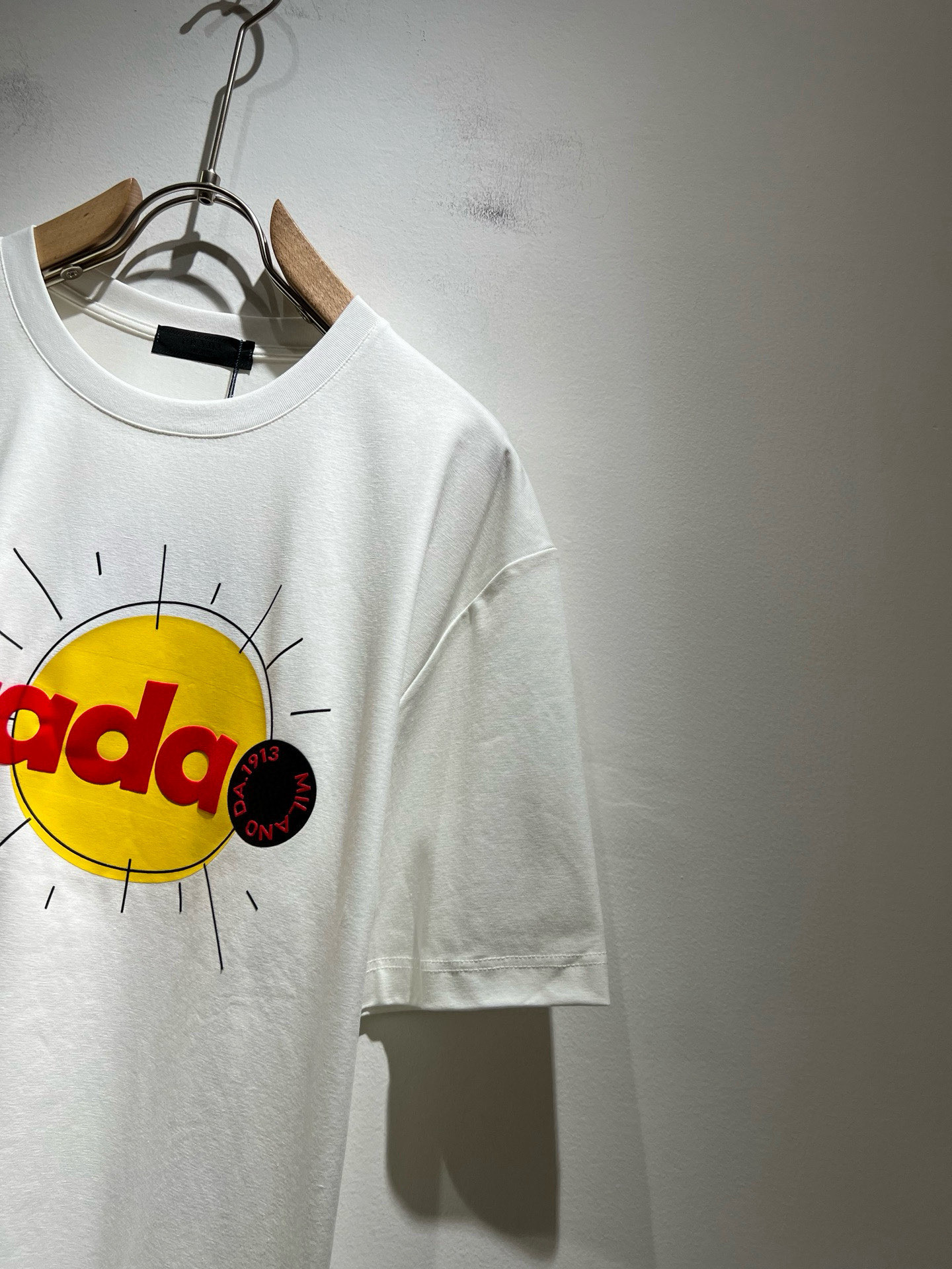 PRAD*A普*达2025春夏新款男女同款👫短袖T恤，最新款全网独家首上！！~既经典有时尚百搭，谁不爱啊