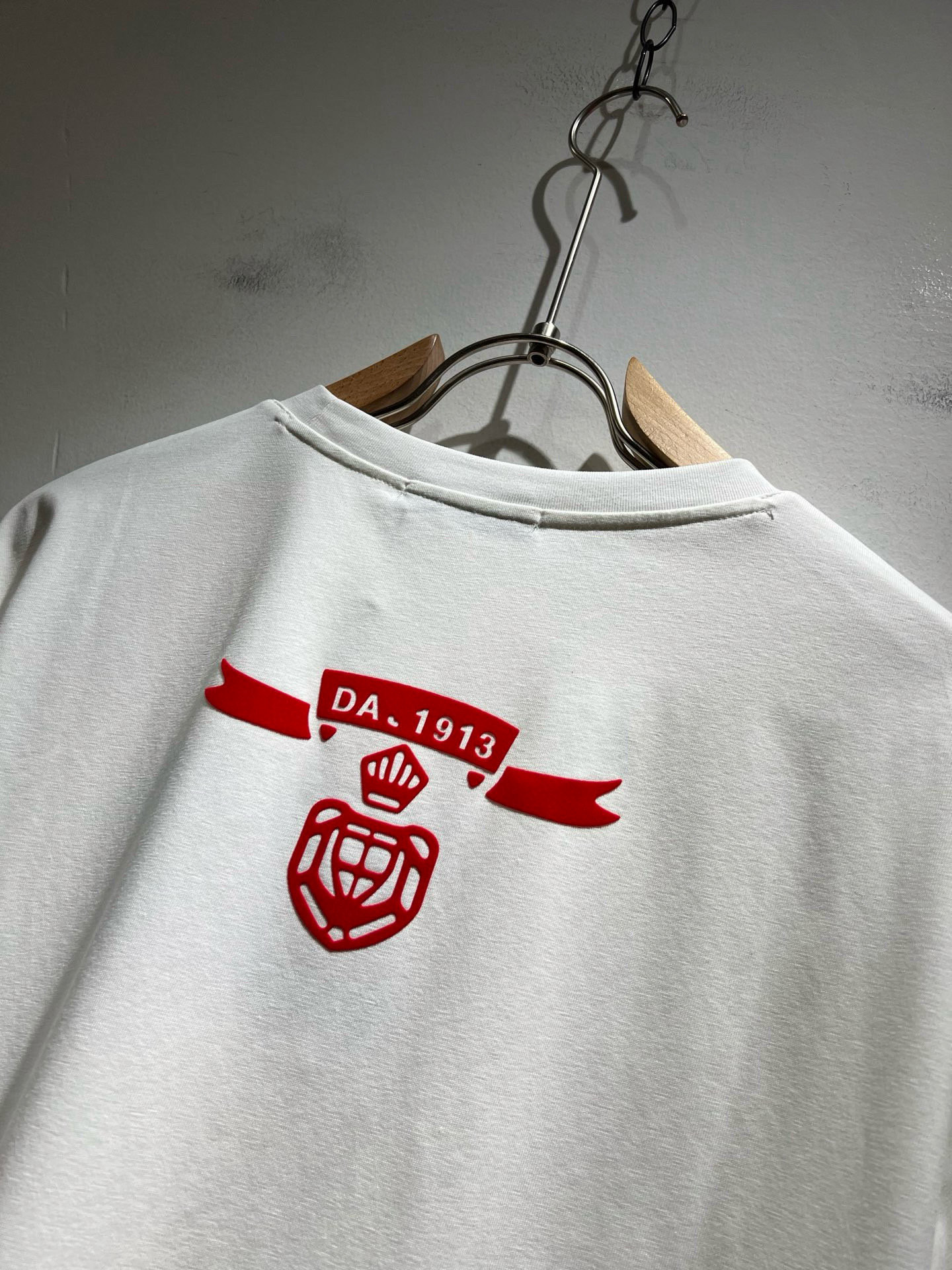 PRAD*A普*达2025春夏新款男女同款👫短袖T恤，最新款全网独家首上！！~既经典有时尚百搭，谁不爱啊