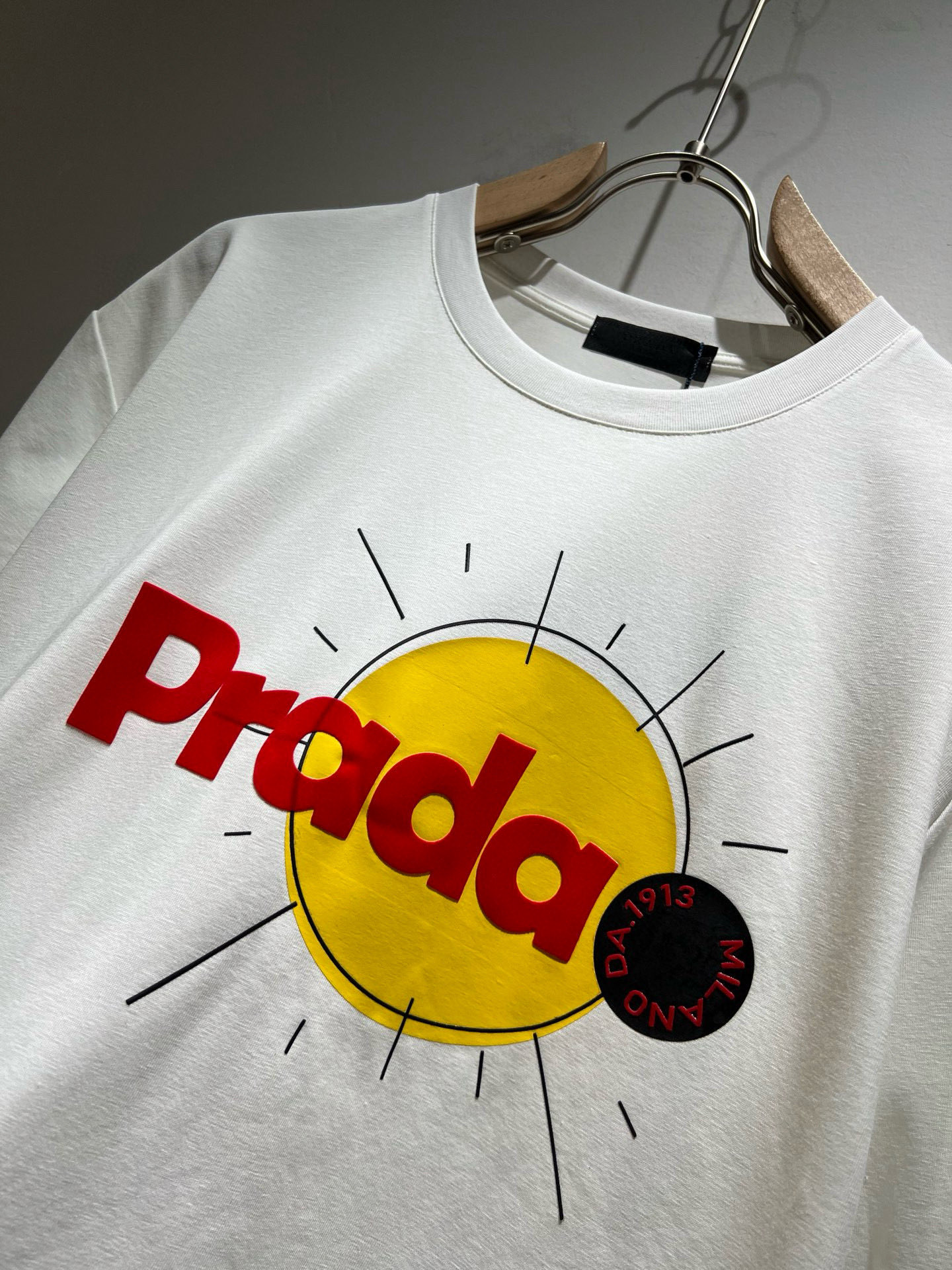 PRAD*A普*达2025春夏新款男女同款👫短袖T恤，最新款全网独家首上！！~既经典有时尚百搭，谁不爱啊