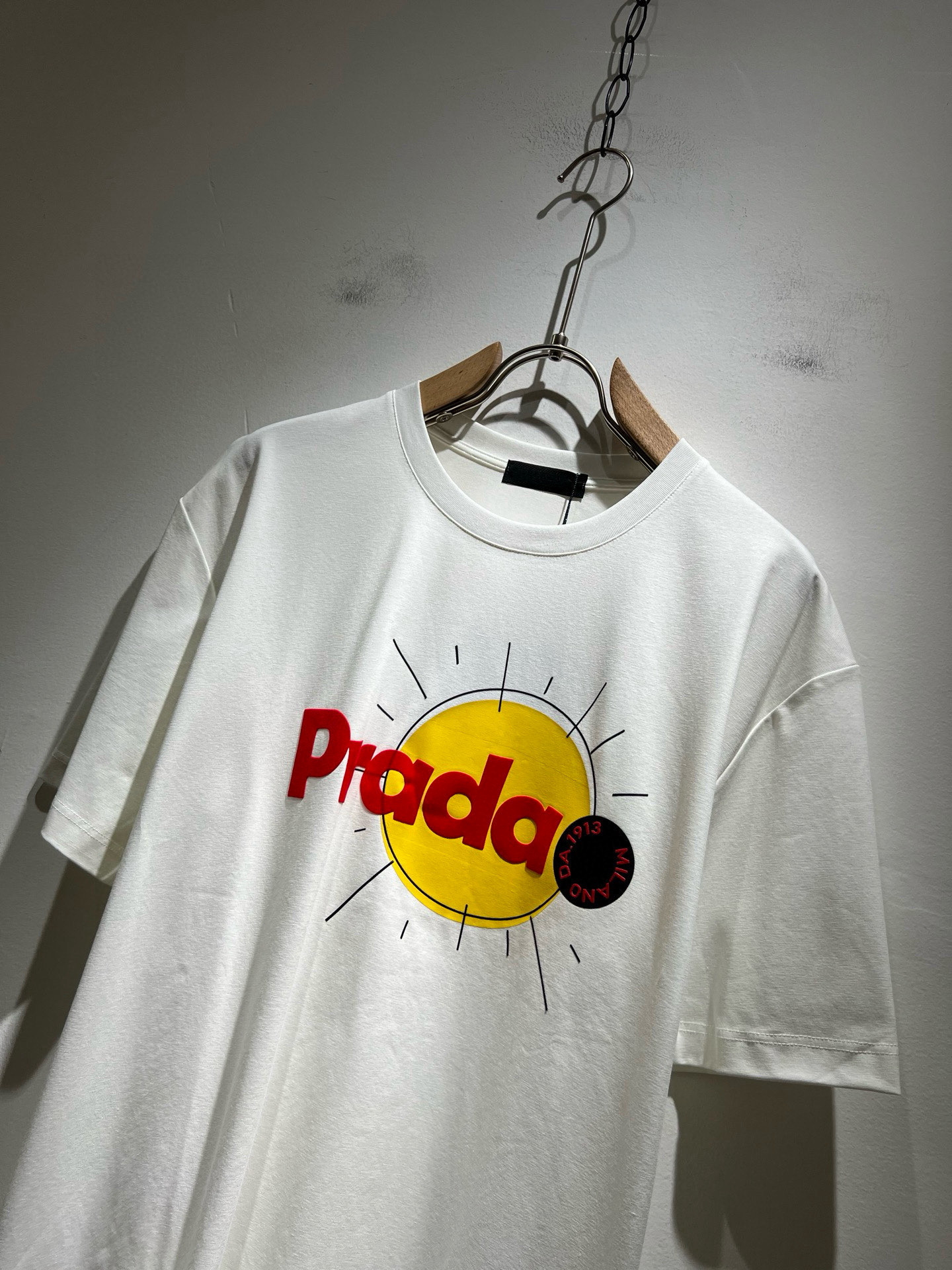 PRAD*A普*达2025春夏新款男女同款👫短袖T恤，最新款全网独家首上！！~既经典有时尚百搭，谁不爱啊