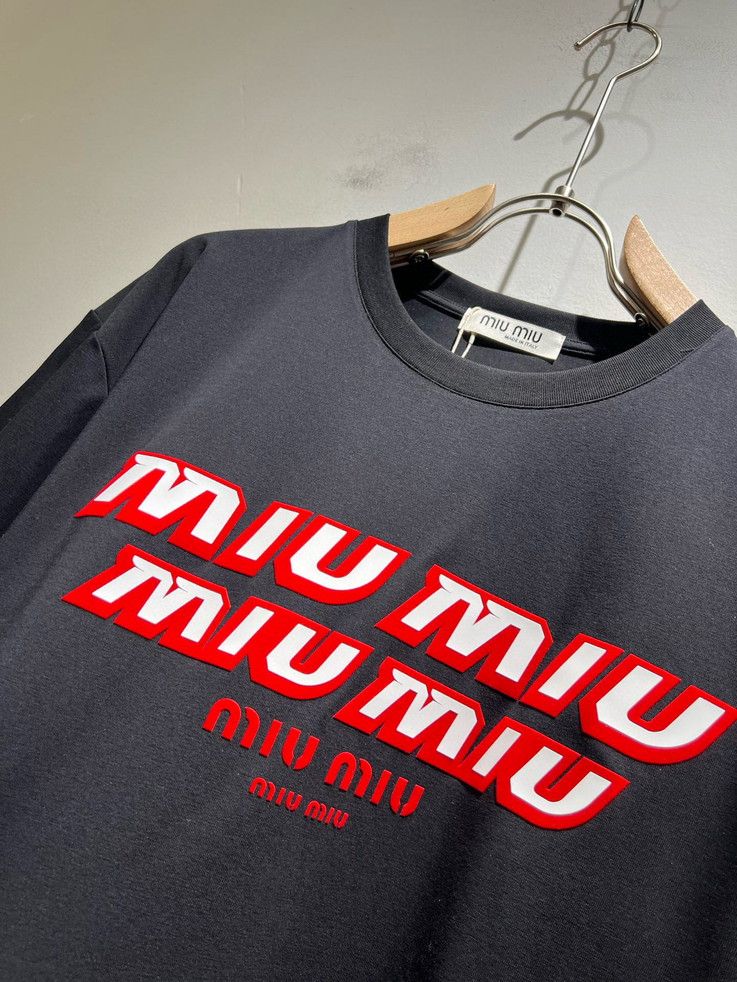 MIUMIU 谬谬2025春夏新款男女同款👫短袖T恤，品牌最新设计元素！既不单调也不复杂,恰到好处的展现