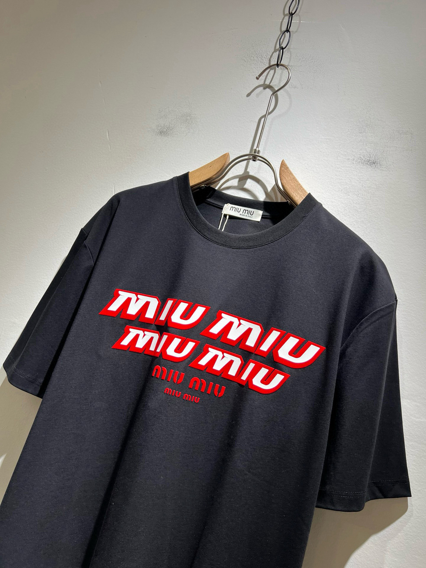 MIUMIU 谬谬2025春夏新款男女同款👫短袖T恤，品牌最新设计元素！既不单调也不复杂,恰到好处的展现