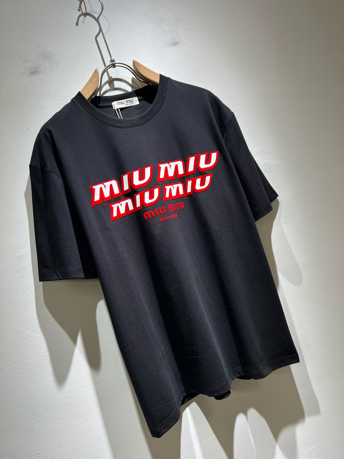 MIUMIU 谬谬2025春夏新款男女同款👫短袖T恤，品牌最新设计元素！既不单调也不复杂,恰到好处的展现