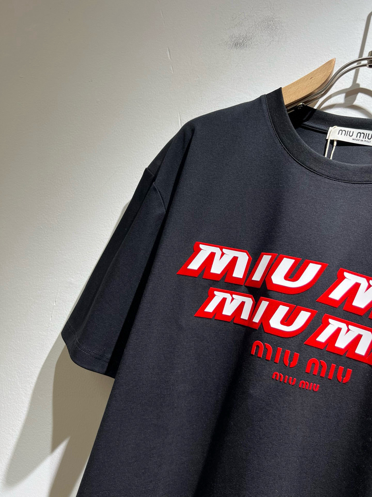 MIUMIU 谬谬2025春夏新款男女同款👫短袖T恤，品牌最新设计元素！既不单调也不复杂,恰到好处的展现