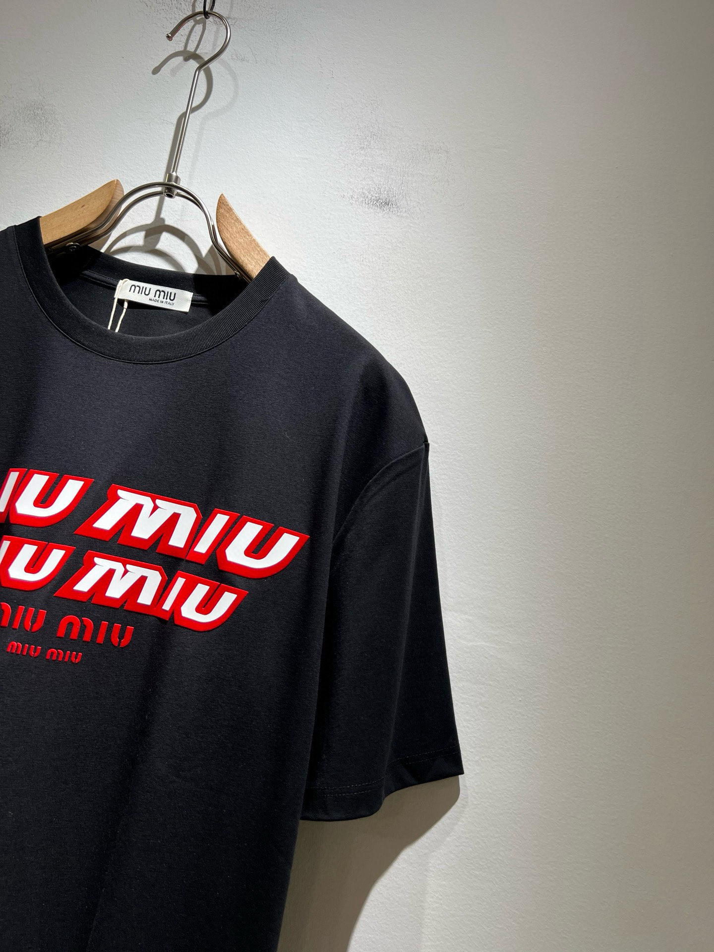 MIUMIU 谬谬2025春夏新款男女同款👫短袖T恤，品牌最新设计元素！既不单调也不复杂,恰到好处的展现