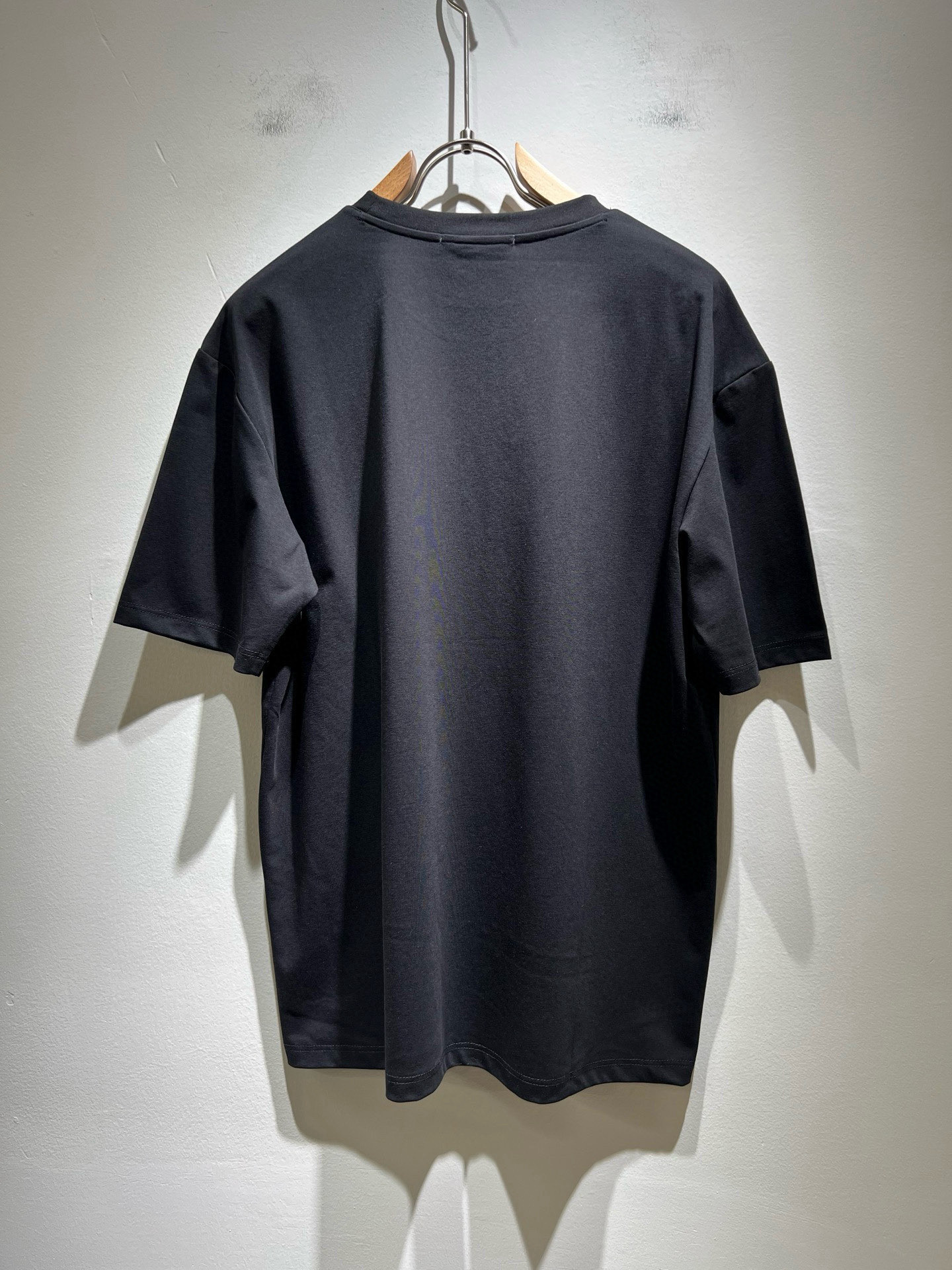 MIUMIU 谬谬2025春夏新款男女同款👫短袖T恤，品牌最新设计元素！既不单调也不复杂,恰到好处的展现