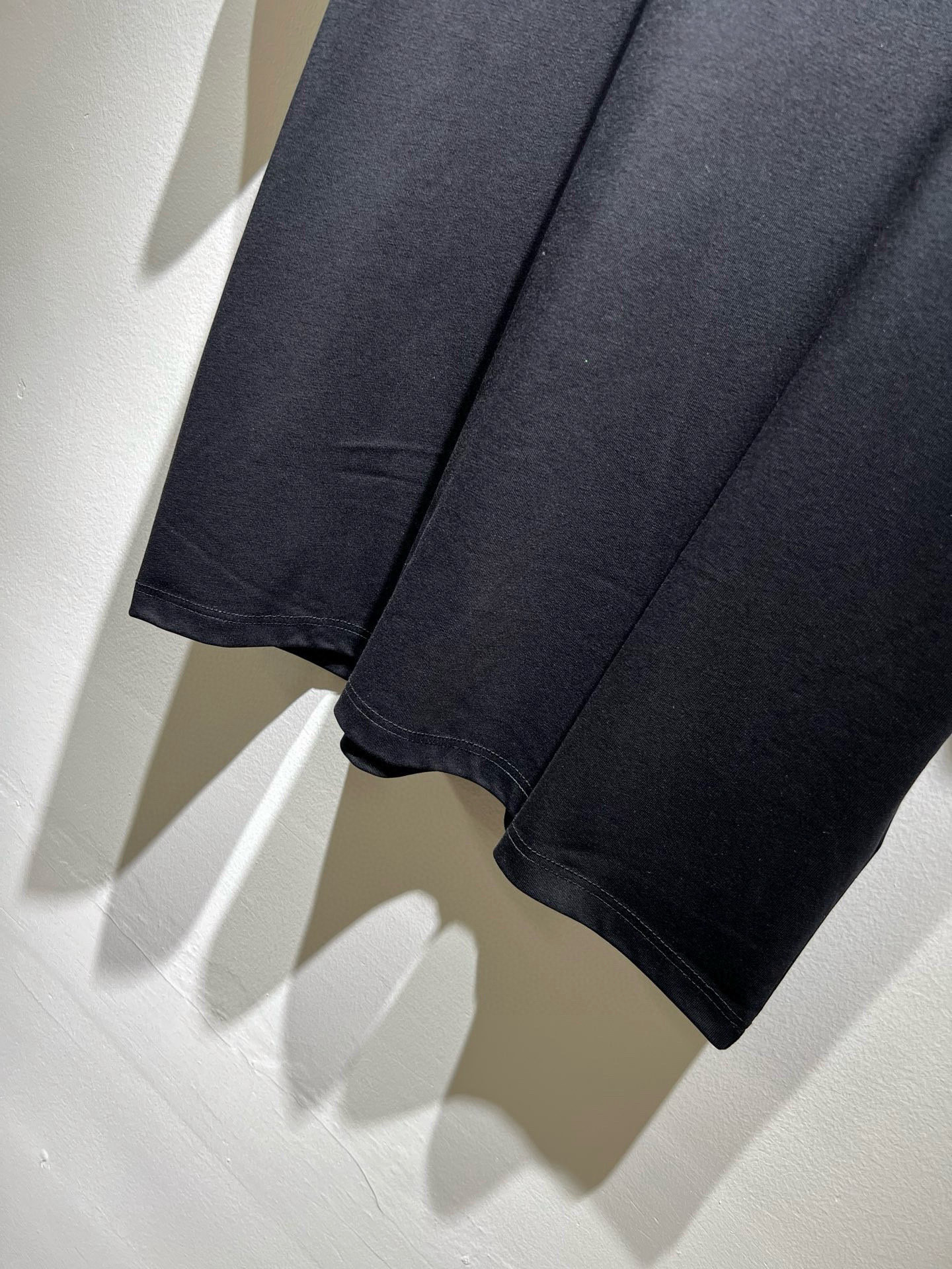 MIUMIU 谬谬2025春夏新款男女同款👫短袖T恤，品牌最新设计元素！既不单调也不复杂,恰到好处的展现