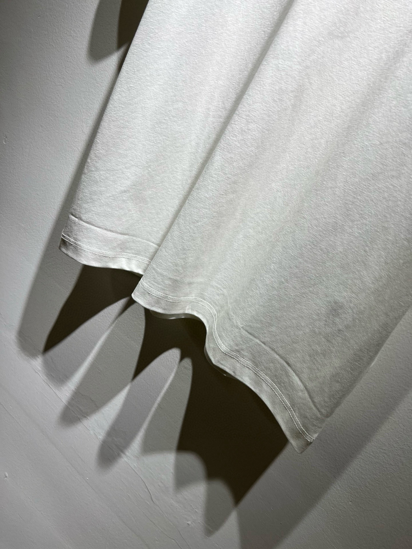 MIUMIU 谬谬2025春夏新款男女同款👫短袖T恤，品牌最新设计元素！既不单调也不复杂,恰到好处的展现