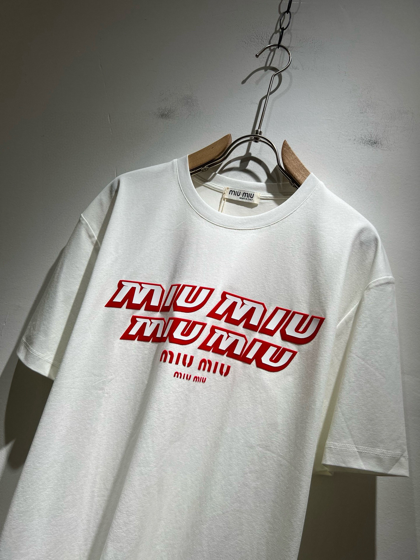 MIUMIU 谬谬2025春夏新款男女同款👫短袖T恤，品牌最新设计元素！既不单调也不复杂,恰到好处的展现