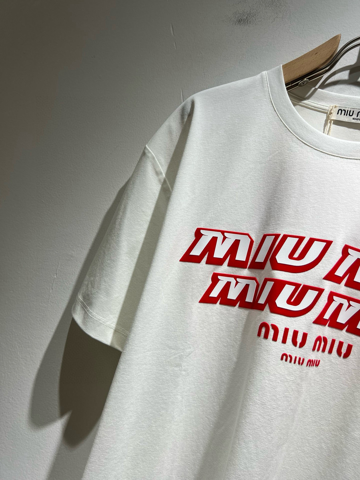 MIUMIU 谬谬2025春夏新款男女同款👫短袖T恤，品牌最新设计元素！既不单调也不复杂,恰到好处的展现