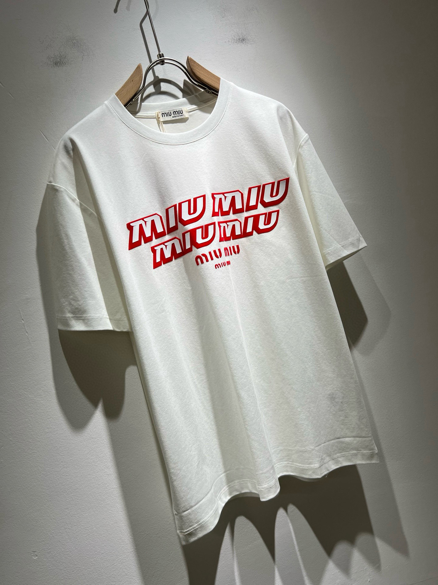 MIUMIU 谬谬2025春夏新款男女同款👫短袖T恤，品牌最新设计元素！既不单调也不复杂,恰到好处的展现