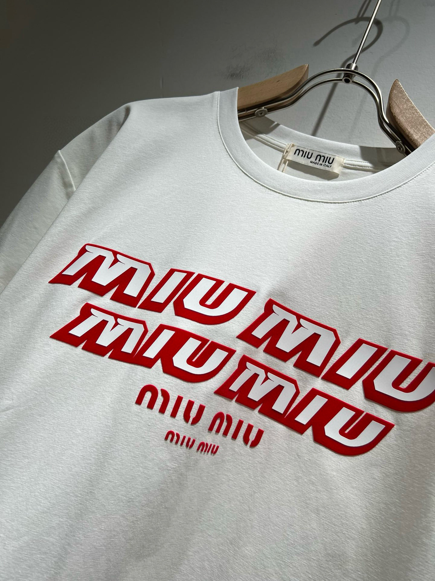 MIUMIU 谬谬2025春夏新款男女同款👫短袖T恤，品牌最新设计元素！既不单调也不复杂,恰到好处的展现