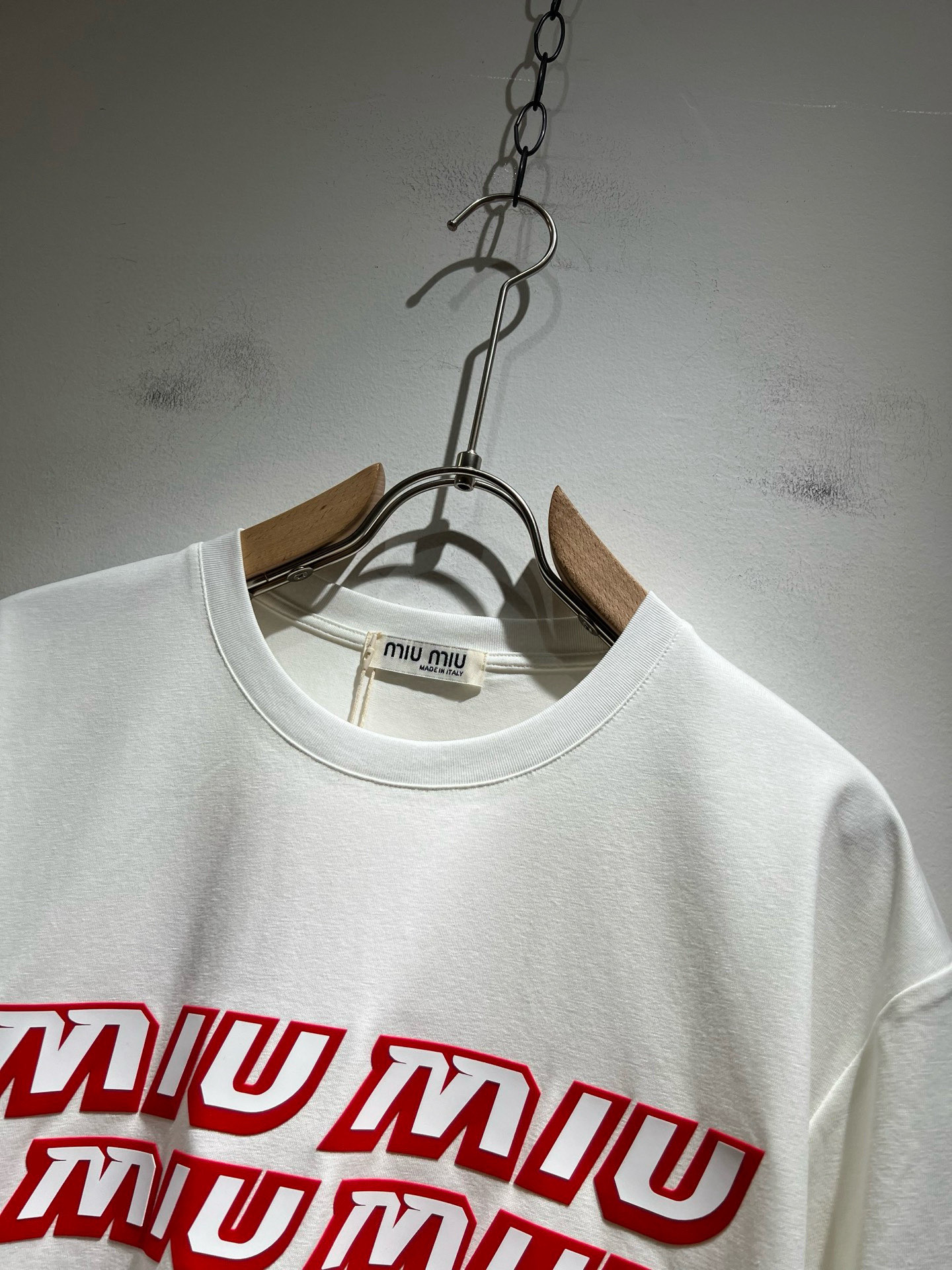 MIUMIU 谬谬2025春夏新款男女同款👫短袖T恤，品牌最新设计元素！既不单调也不复杂,恰到好处的展现