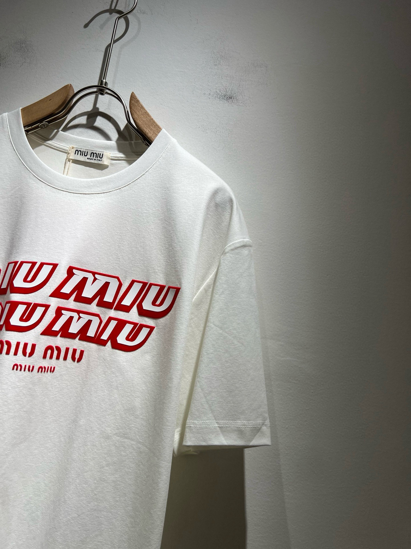 MIUMIU 谬谬2025春夏新款男女同款👫短袖T恤，品牌最新设计元素！既不单调也不复杂,恰到好处的展现