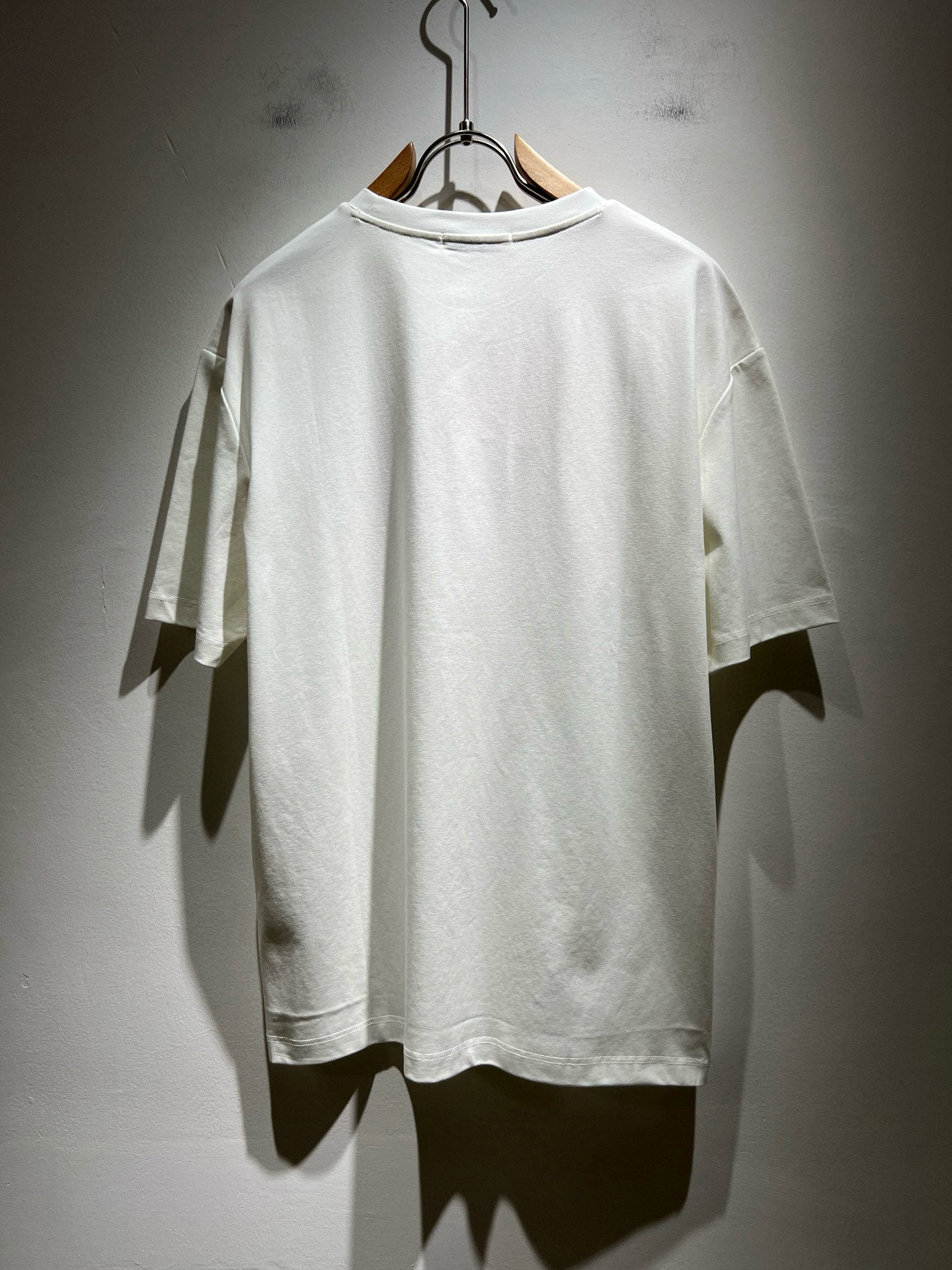 MIUMIU 谬谬2025春夏新款男女同款👫短袖T恤，品牌最新设计元素！既不单调也不复杂,恰到好处的展现