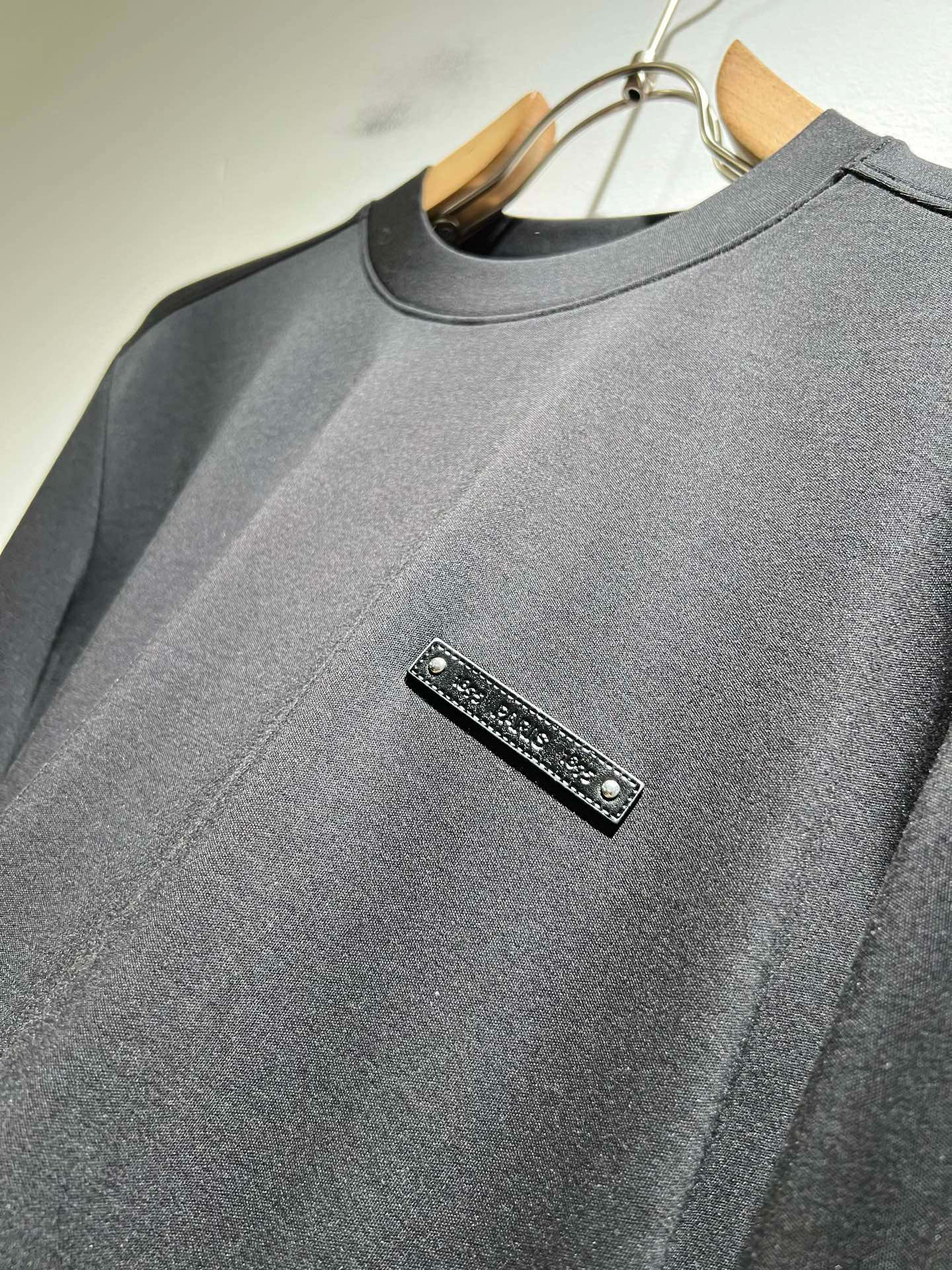 PRAD*A普*达2025秋冬新款男士长袖打底衫，最新款全网独家首上！！~既经典有时尚百搭，谁不爱啊，将