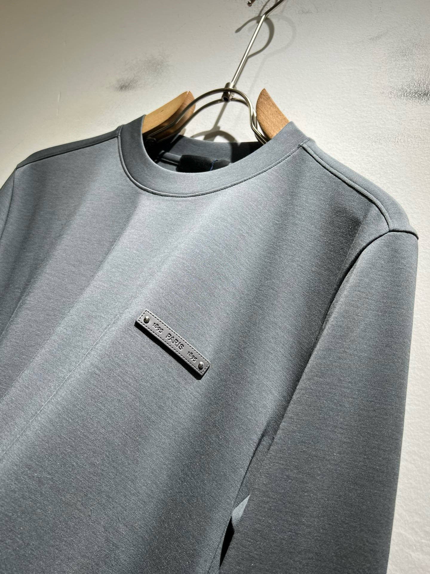 PRAD*A普*达2025秋冬新款男士长袖打底衫，最新款全网独家首上！！~既经典有时尚百搭，谁不爱啊，将