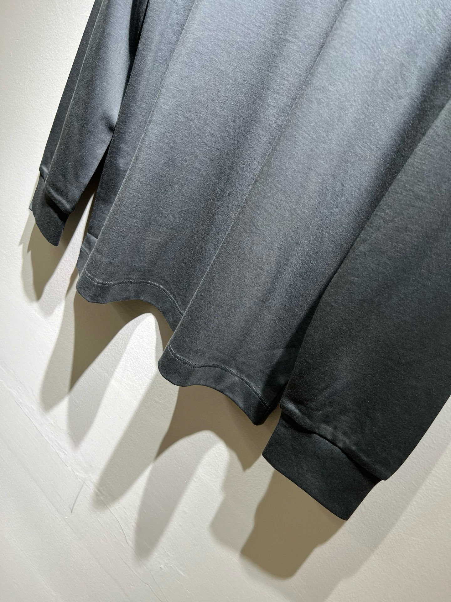 PRAD*A普*达2025秋冬新款男士长袖打底衫，最新款全网独家首上！！~既经典有时尚百搭，谁不爱啊，将