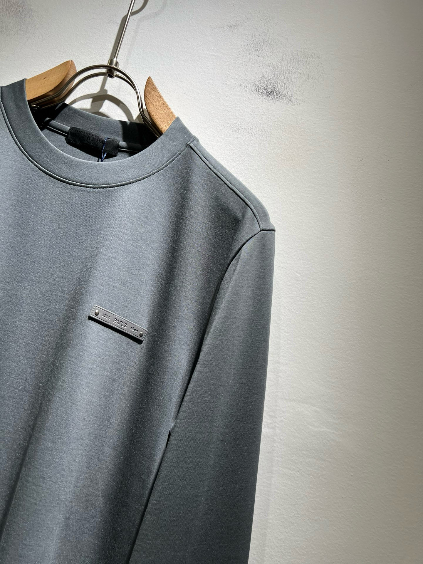 PRAD*A普*达2025秋冬新款男士长袖打底衫，最新款全网独家首上！！~既经典有时尚百搭，谁不爱啊，将