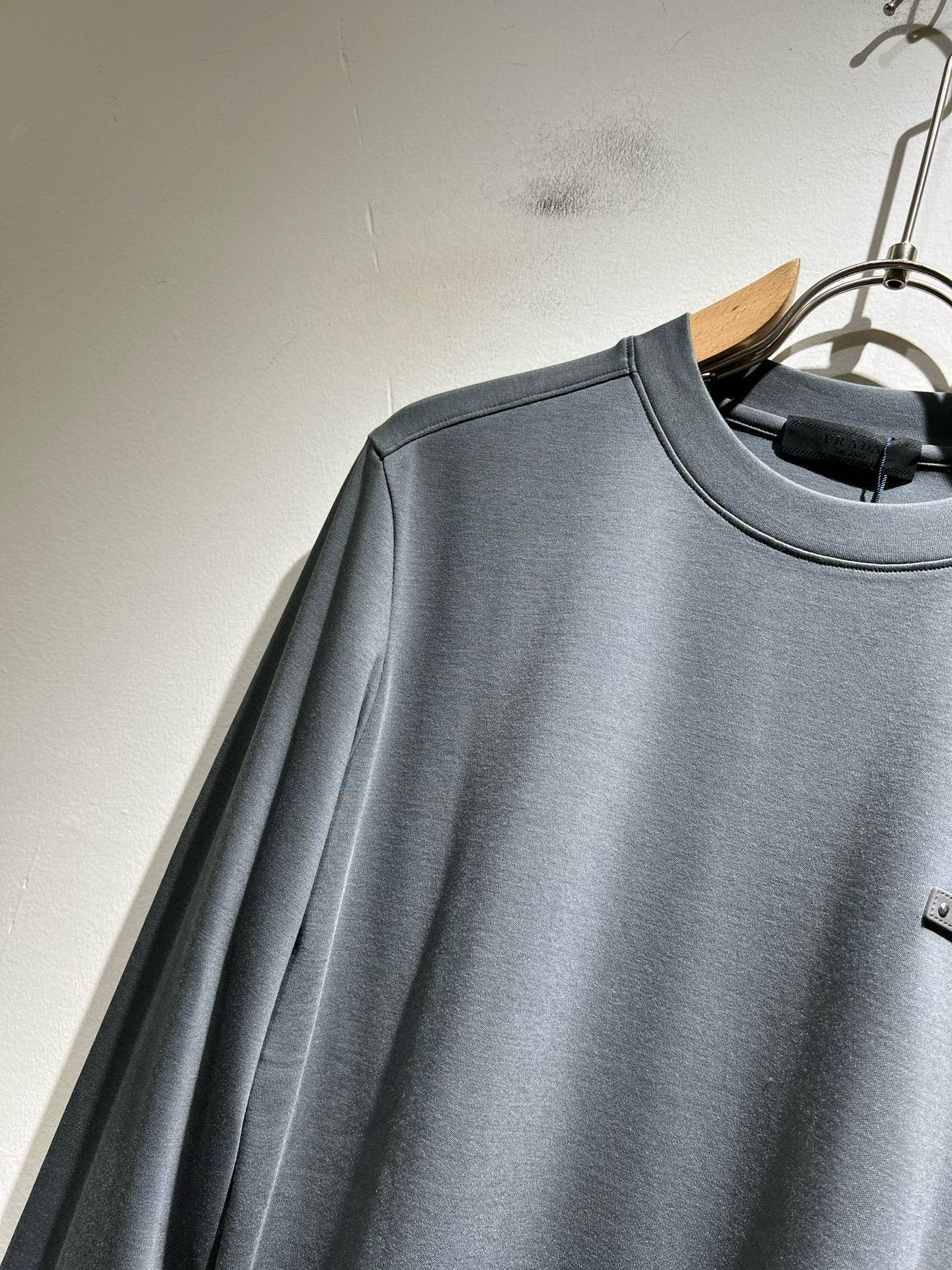 PRAD*A普*达2025秋冬新款男士长袖打底衫，最新款全网独家首上！！~既经典有时尚百搭，谁不爱啊，将