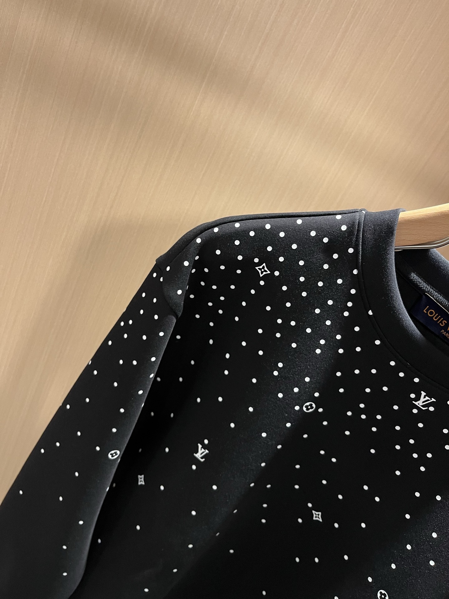 LouisVuitt*路易*登 2025秋冬全新系列单品上线，非常时髦前卫的一款男女同款👫长袖卫衣，胸前