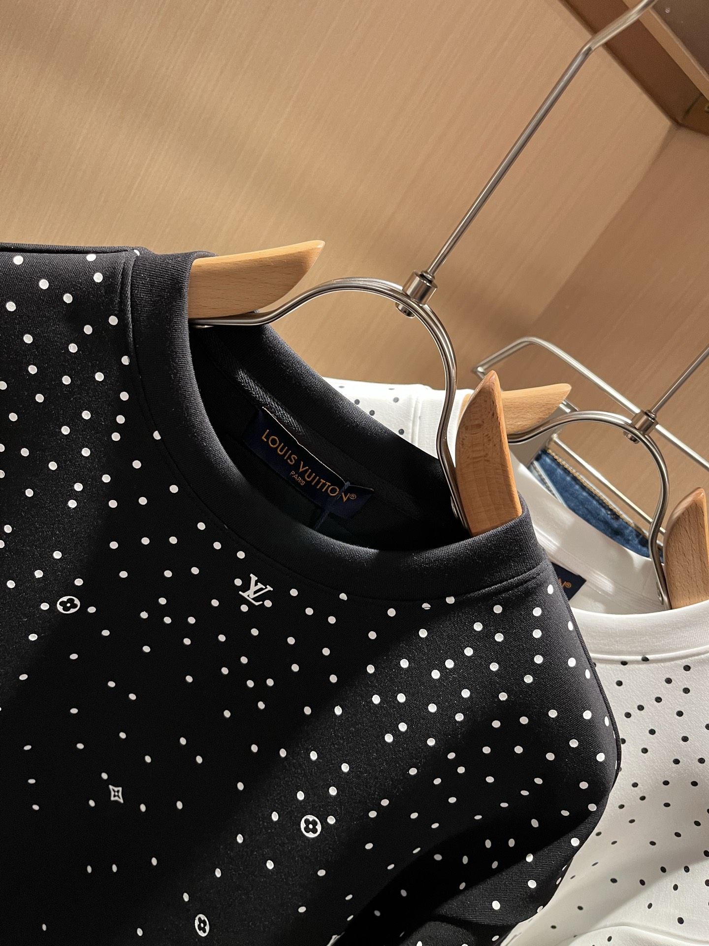 LouisVuitt*路易*登 2025秋冬全新系列单品上线，非常时髦前卫的一款男女同款👫长袖卫衣，胸前