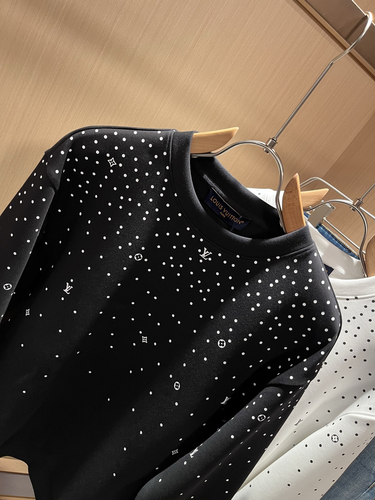 LouisVuitt*路易*登 2025秋冬全新系列单品上线，非常时髦前卫的一款男女同款👫长袖卫衣，胸前