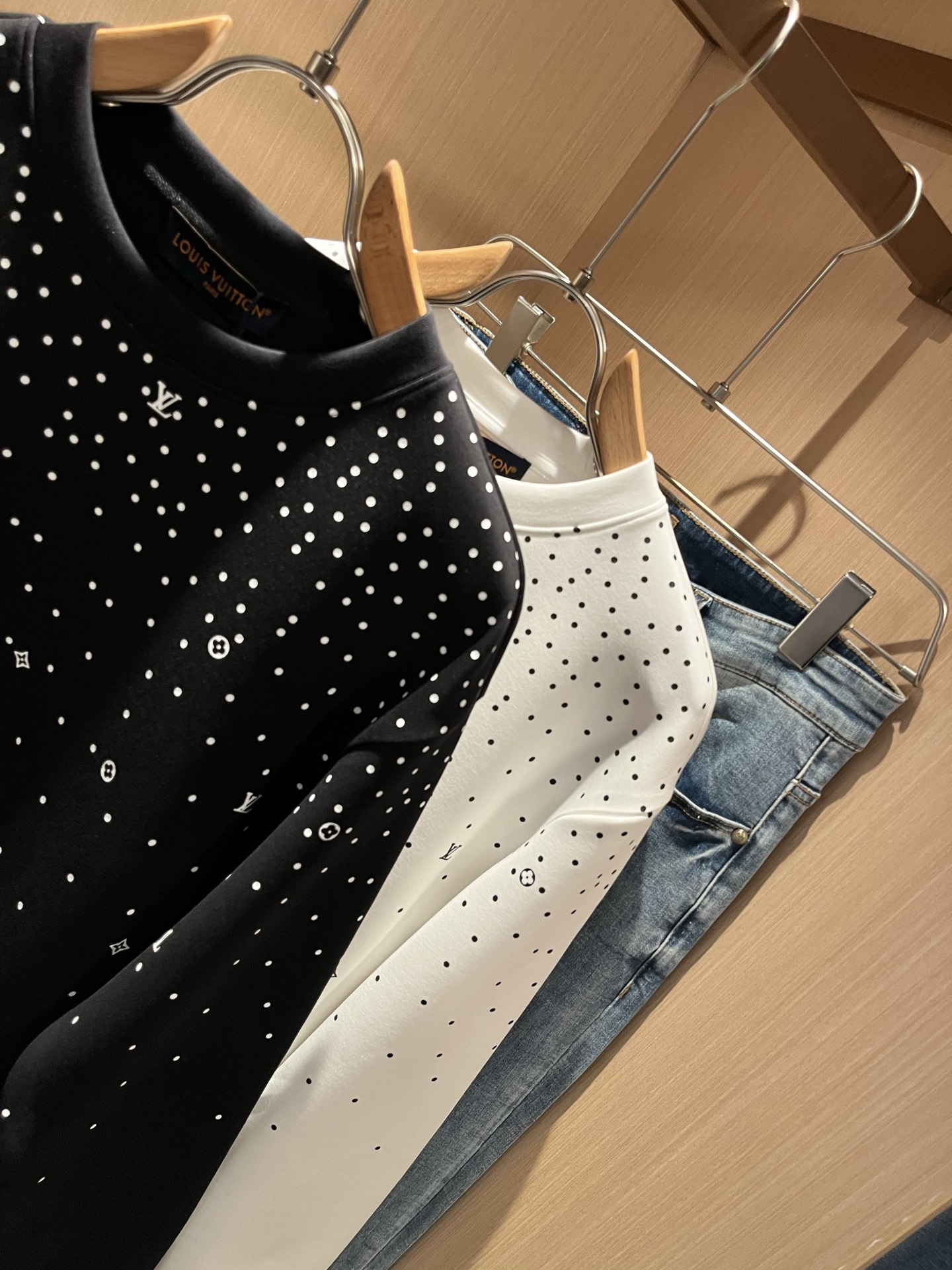 LouisVuitt*路易*登 2025秋冬全新系列单品上线，非常时髦前卫的一款男女同款👫长袖卫衣，胸前