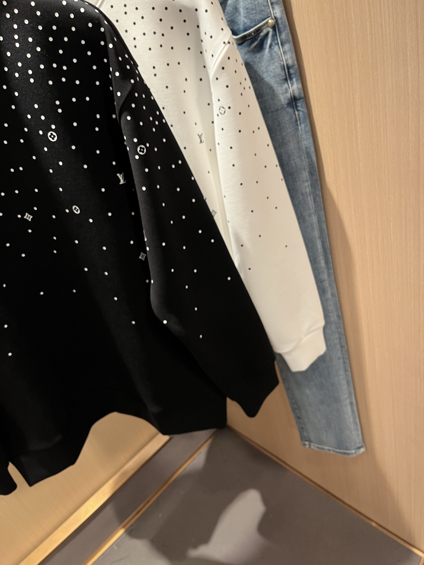 LouisVuitt*路易*登 2025秋冬全新系列单品上线，非常时髦前卫的一款男女同款👫长袖卫衣，胸前