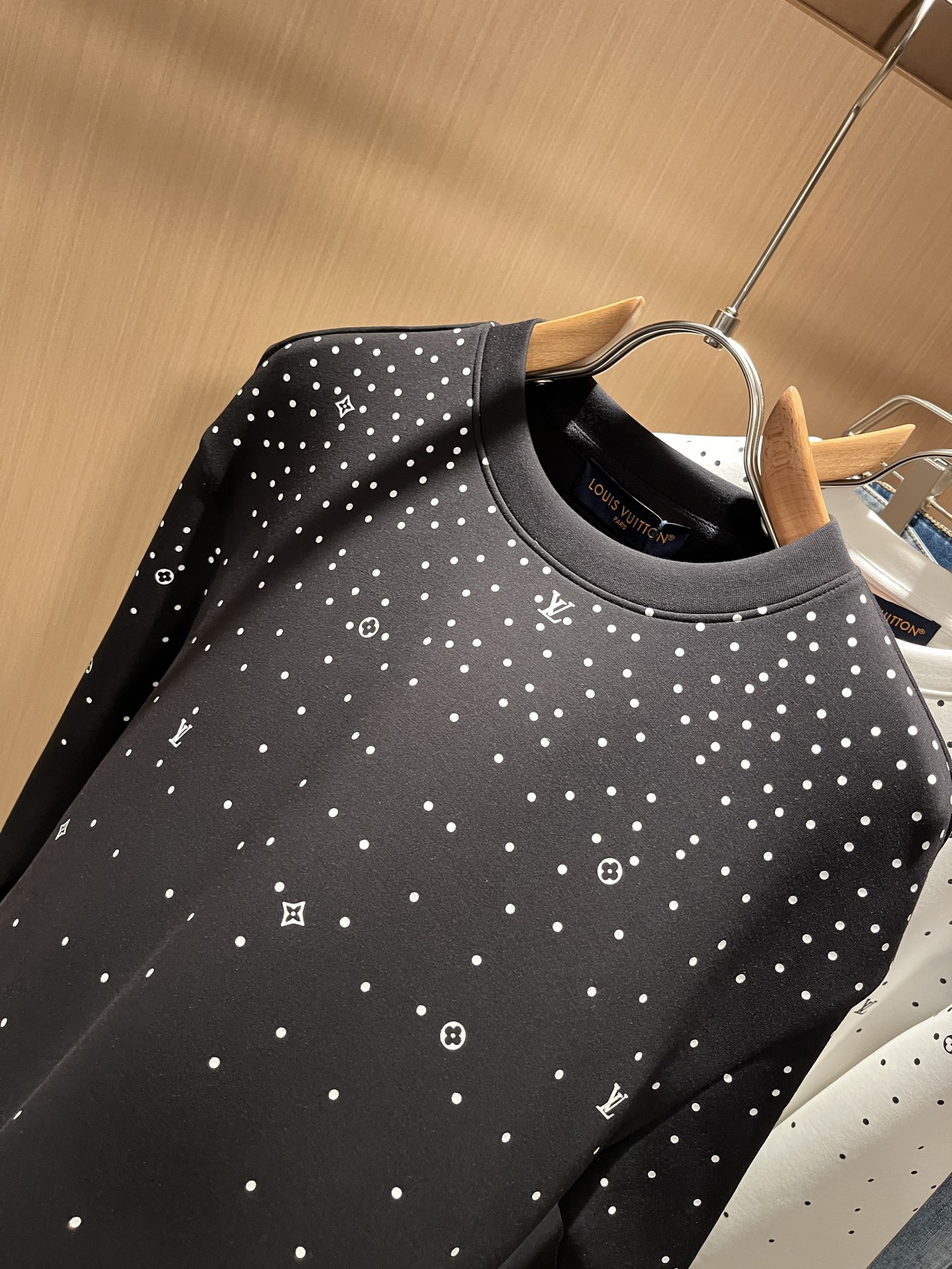 LouisVuitt*路易*登 2025秋冬全新系列单品上线，非常时髦前卫的一款男女同款👫长袖卫衣，胸前